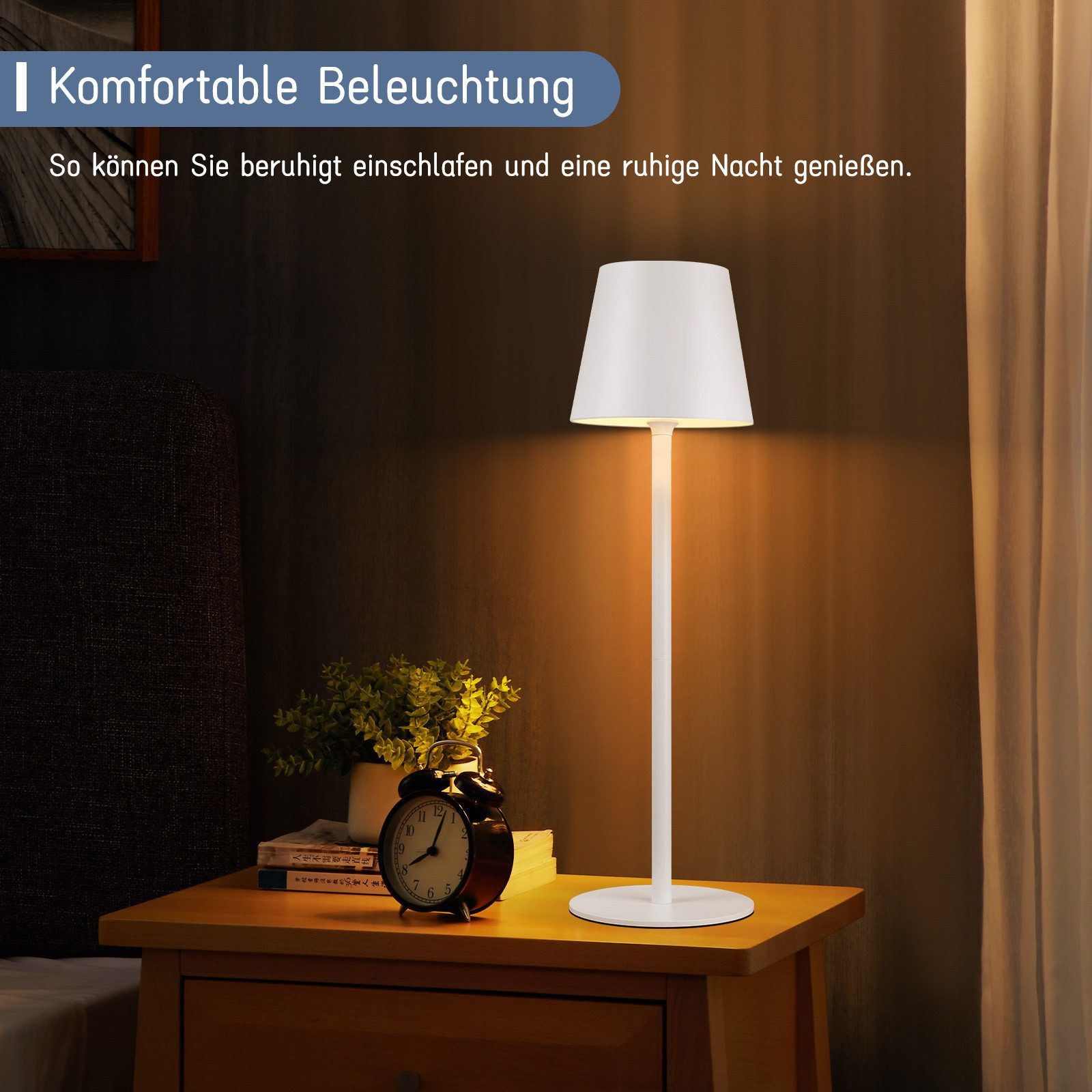 Biała lampa stołowa stoi na szafce nocnej z zegarem, książkami i rośliną w sypialni.