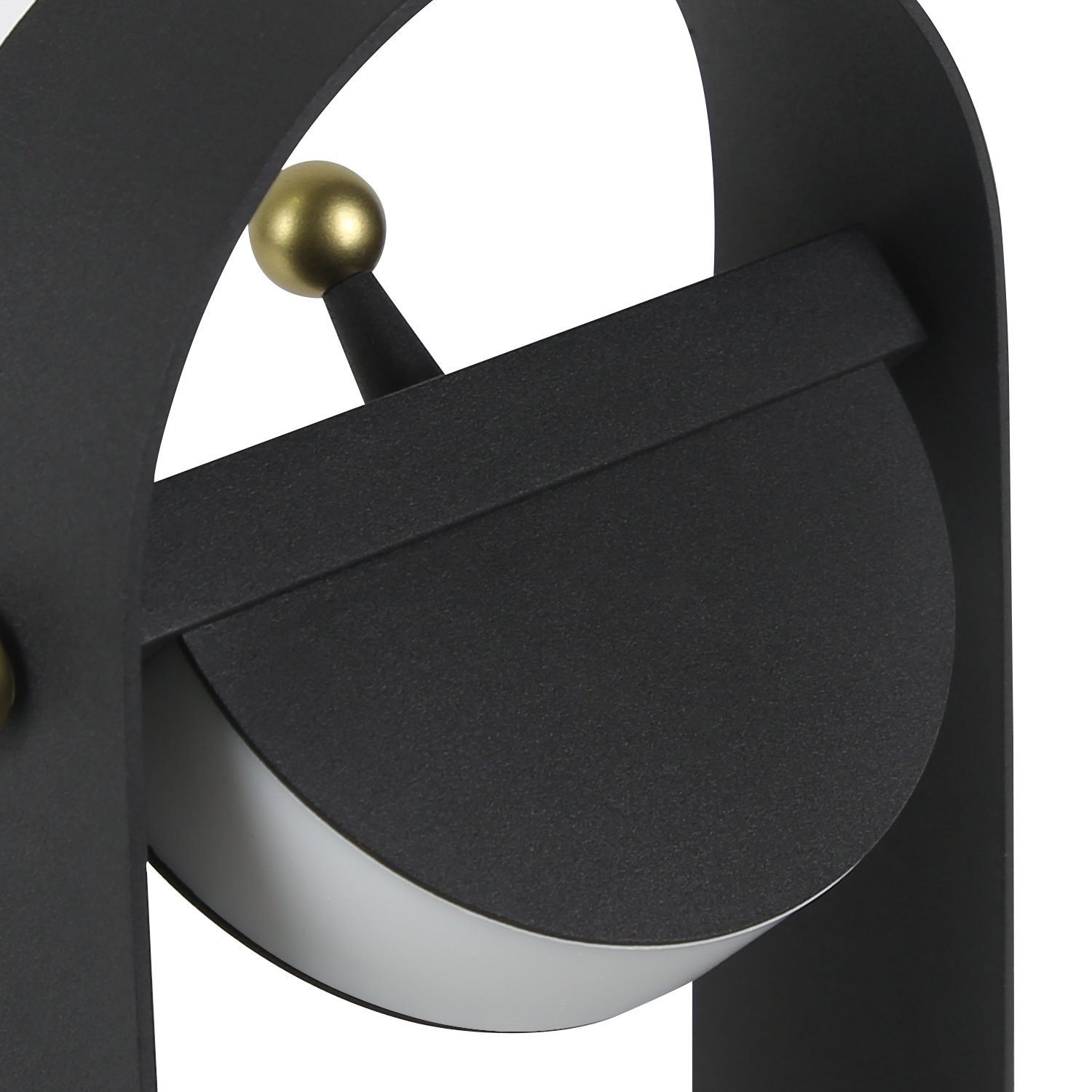 Zbliżenie łukowatej ramy, złotej gałki i półksiężycowego światła czarnej lampy.