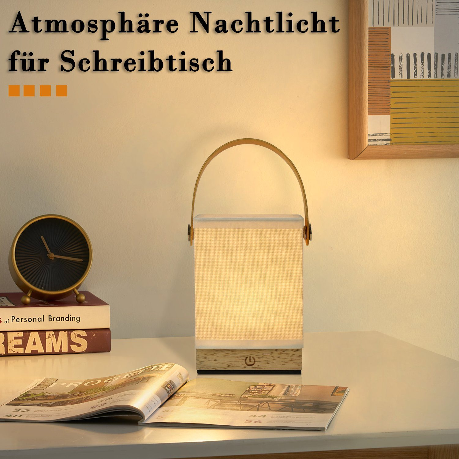 Lampa z uchwytem na biurku z książkami i czasopismem. Lampa jest włączona.