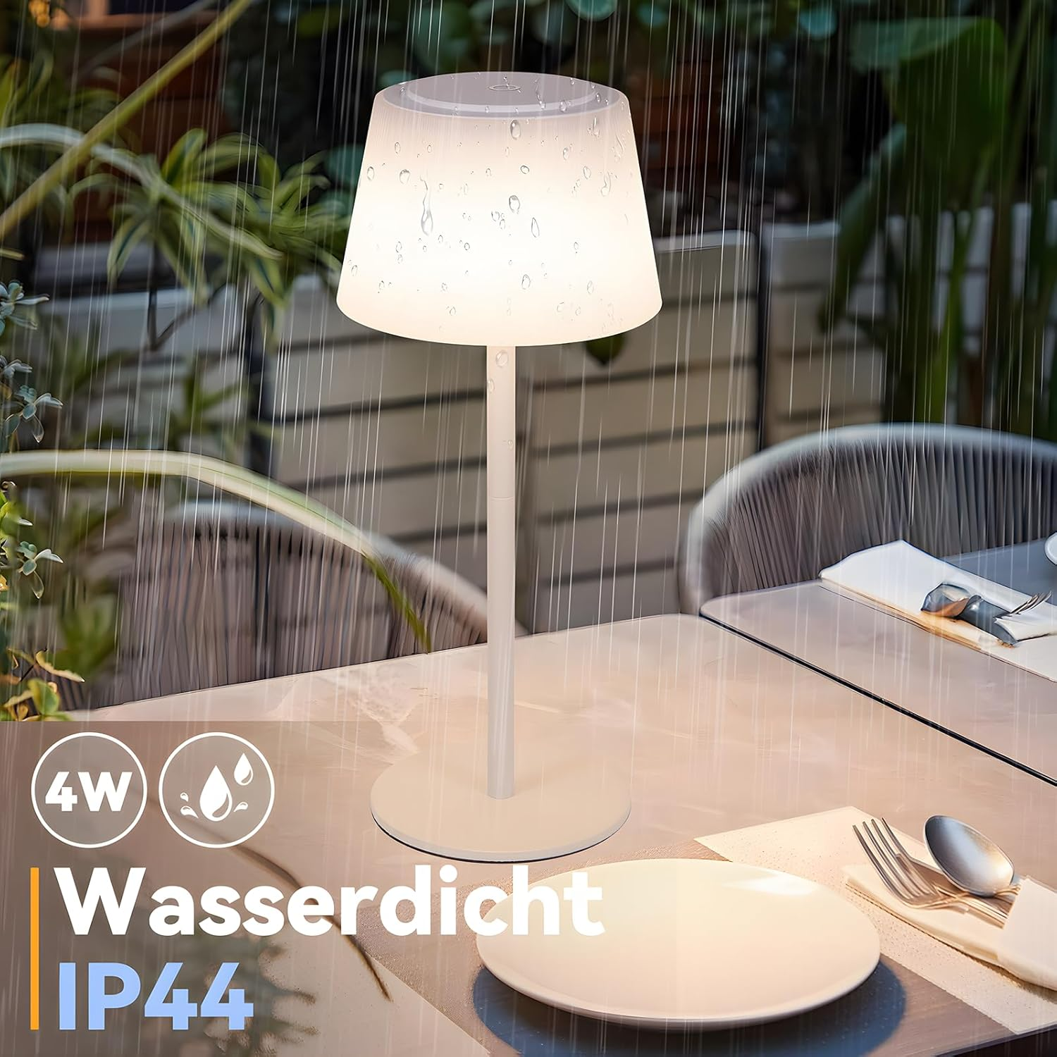 Biała wodoodporna lampa, z kroplami deszczu, na stole z naczyniami.