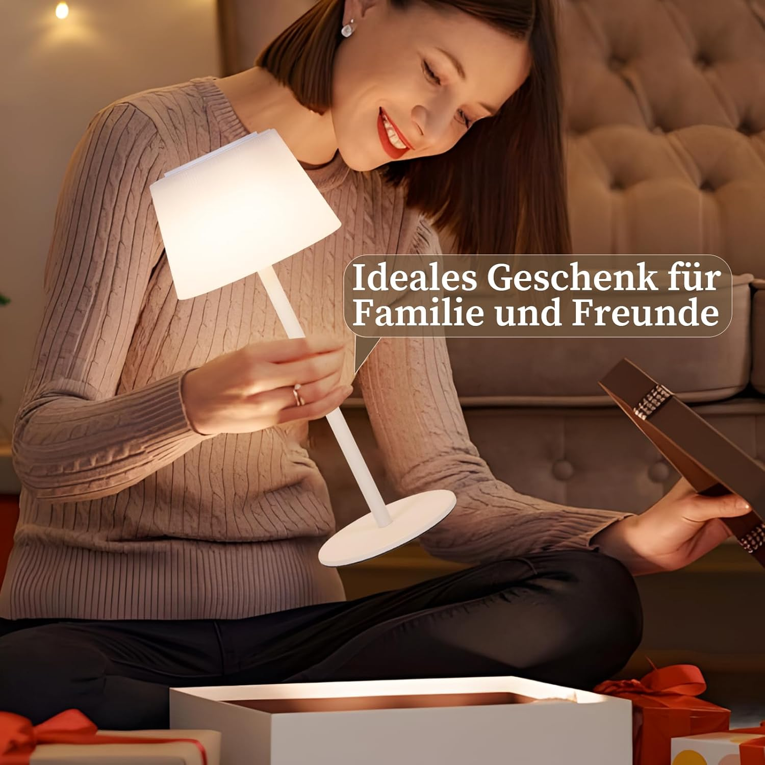 Kobieta otwiera pudełko z prezentem z lampą w środku. Tekst mówi: 'Idealny prezent dla rodziny i przyjaciół'.