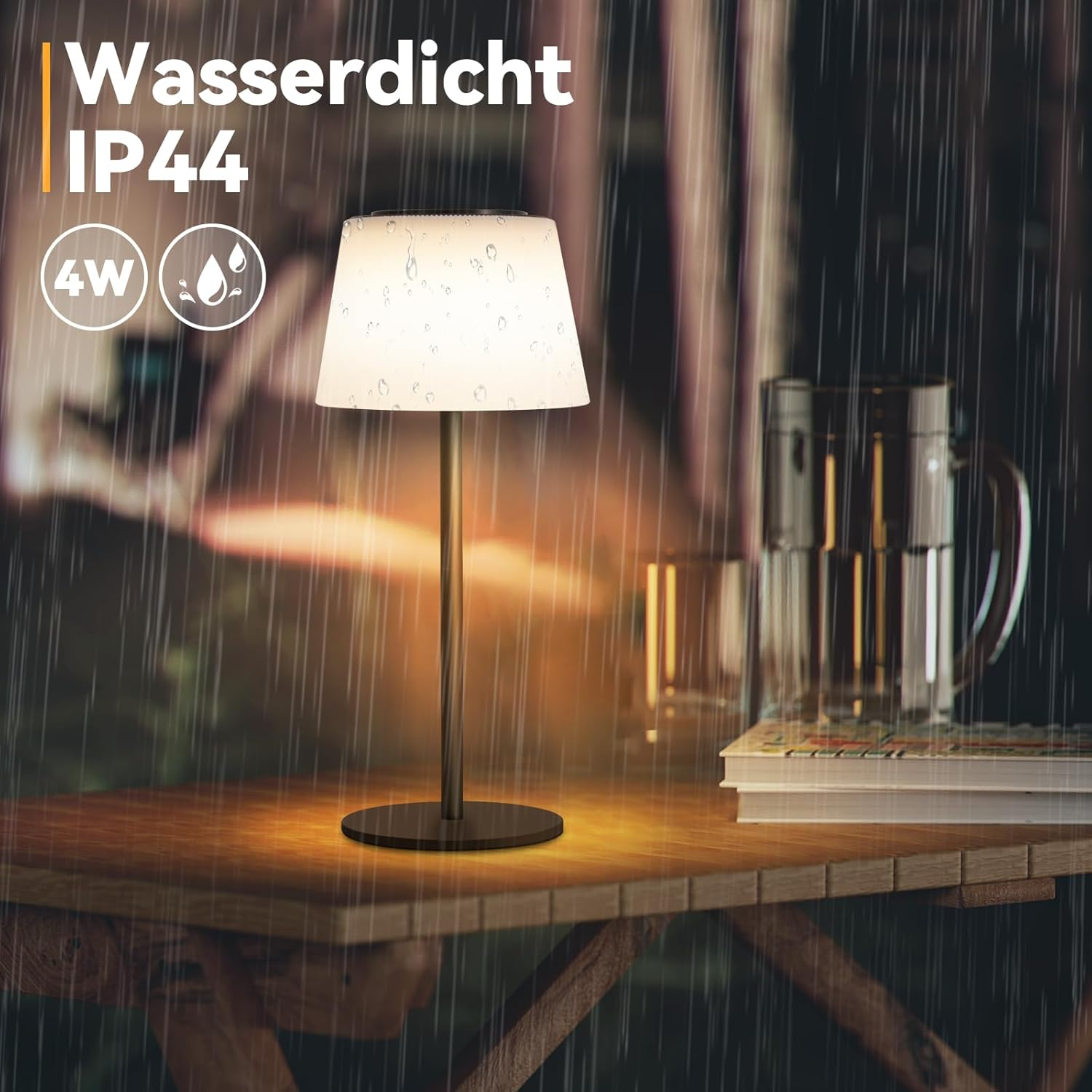 Wodoodporna lampa na drewnianym stole podczas deszczu. Lampa ma biały abażur.
