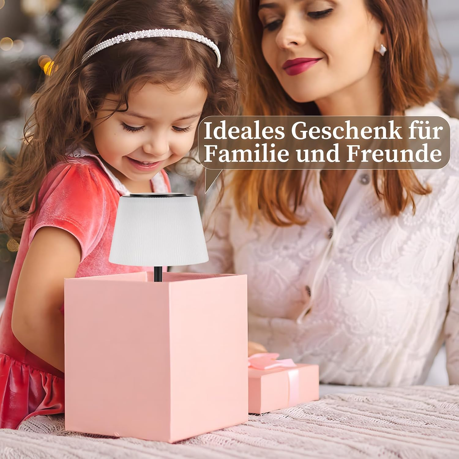 Kobieta i dziecko z lampą w różowym pudełku. Lampa jest prezentem.