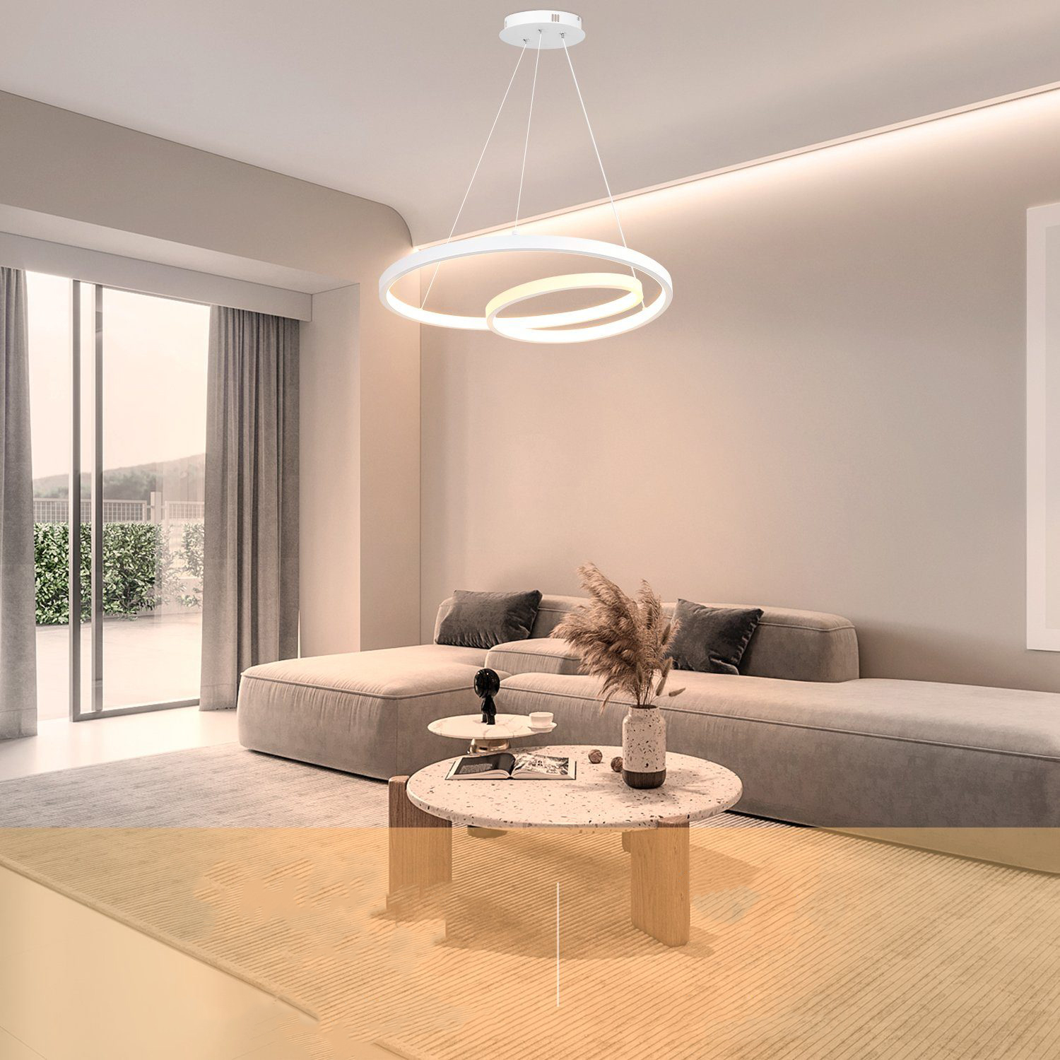 Modernes Wohnzimmer mit weißer kreisförmiger Leuchte, Sofa und Couchtisch.