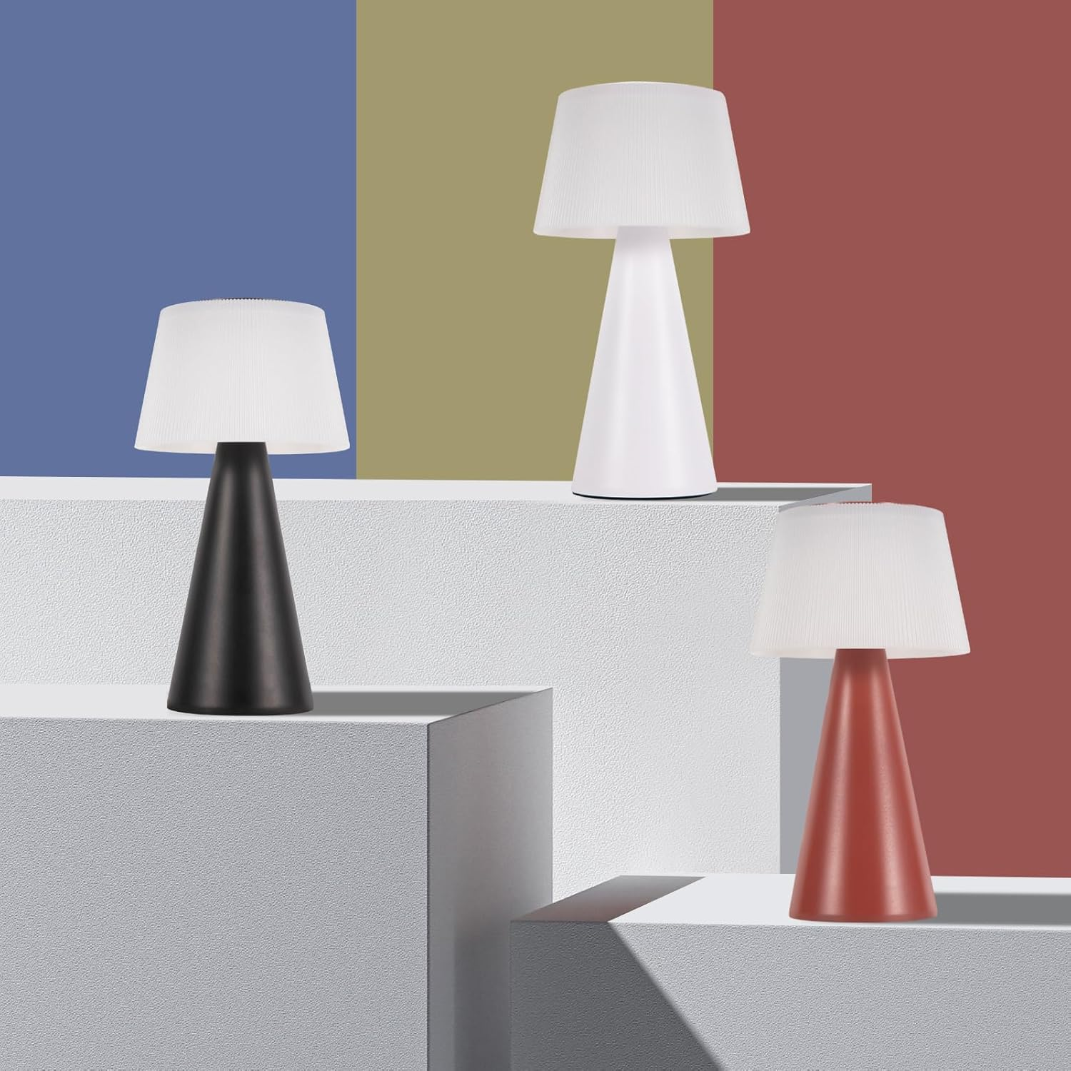 Trzy lampy w różnych kolorach: czarnym, białym i czerwonym. Każda ma biały abażur.