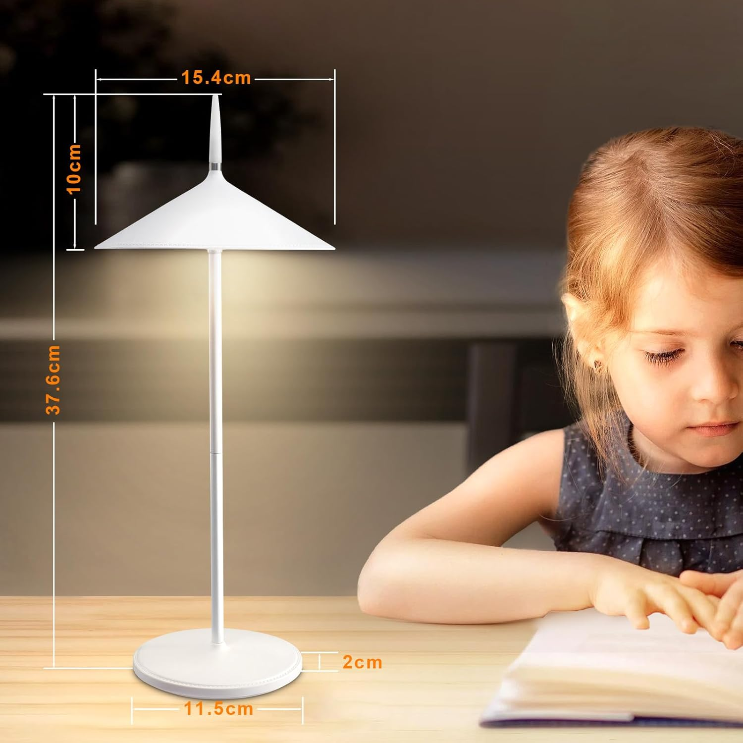 Mała lampa biurkowa z białym kloszem, obok dziecka czytającego książkę. Wymiary lampy są zaznaczone.