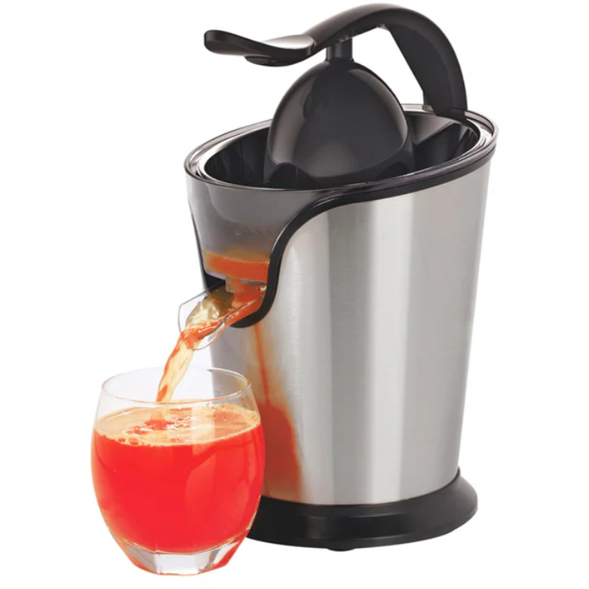 Uno spremiagrumi argento e nero con succo versato in un bicchiere. Il bicchiere è pieno di succo d'arancia.