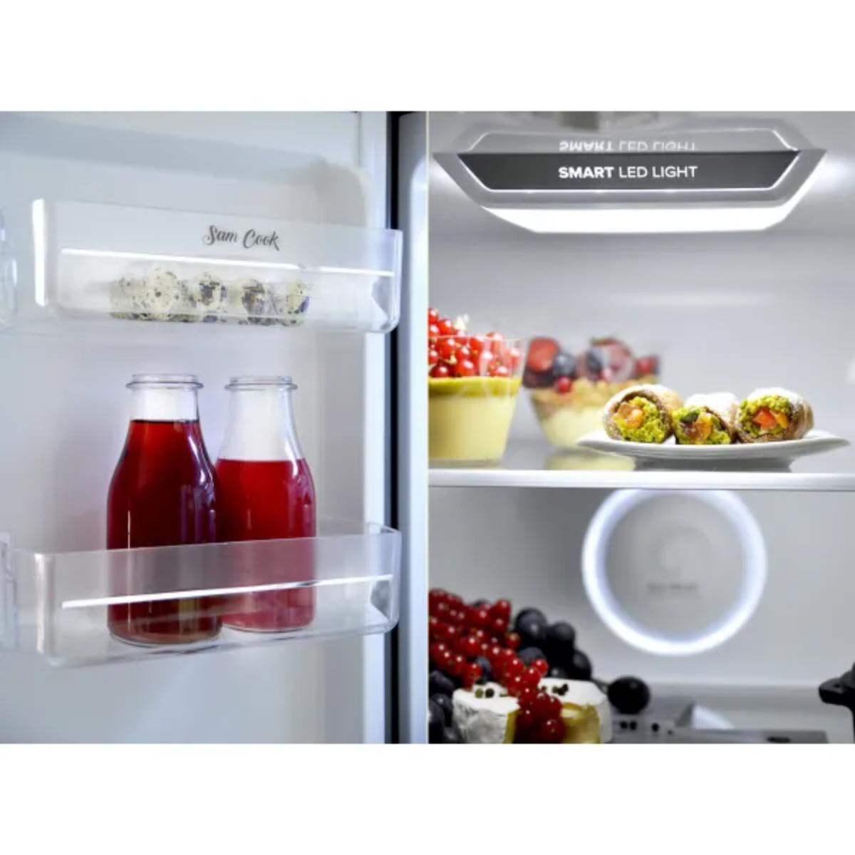 Wewnątrz lodówki, szklane półki zawierają sok, jajka, desery i jagody pod 'SMART LED LIGHT'.