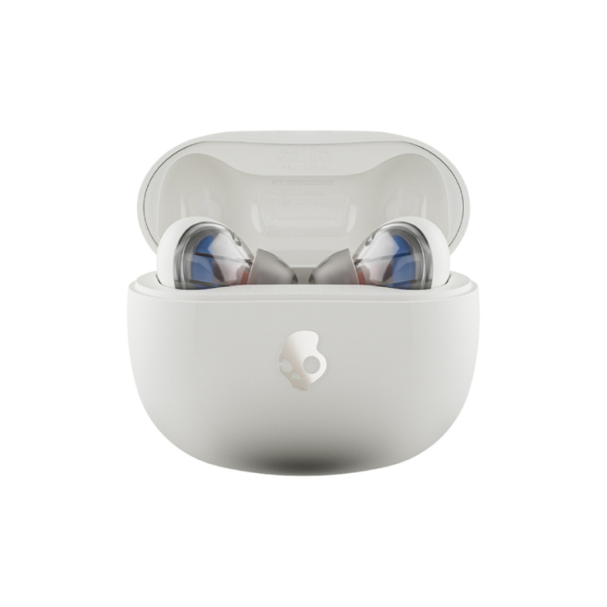 Witte Skullcandy oordopjes in een witte case. De achtergrond is wit. De case is open.