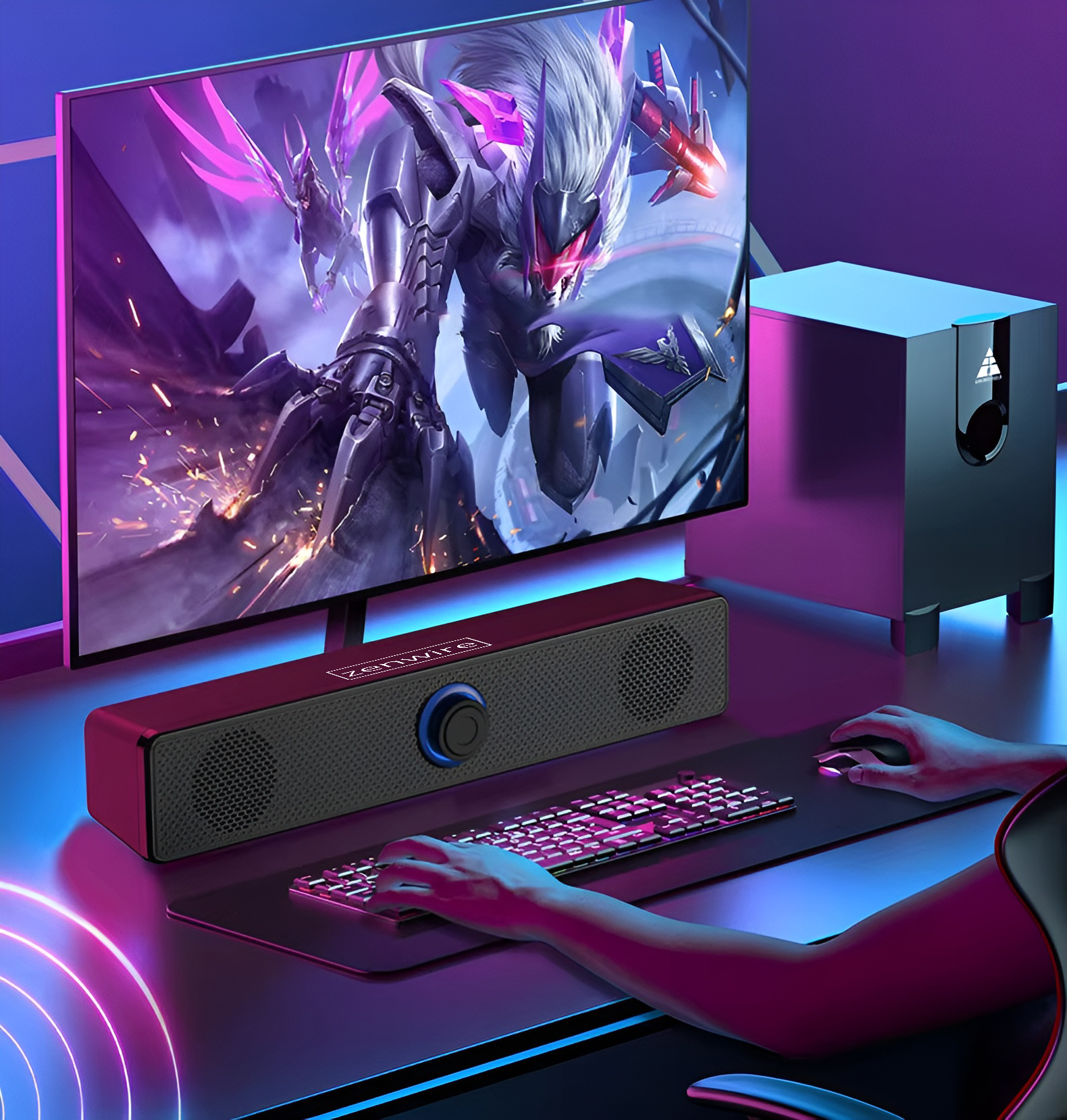 Gracz grający przy biurku, z monitorem, głośnikiem, klawiaturą, myszą i subwooferem po prawej stronie.