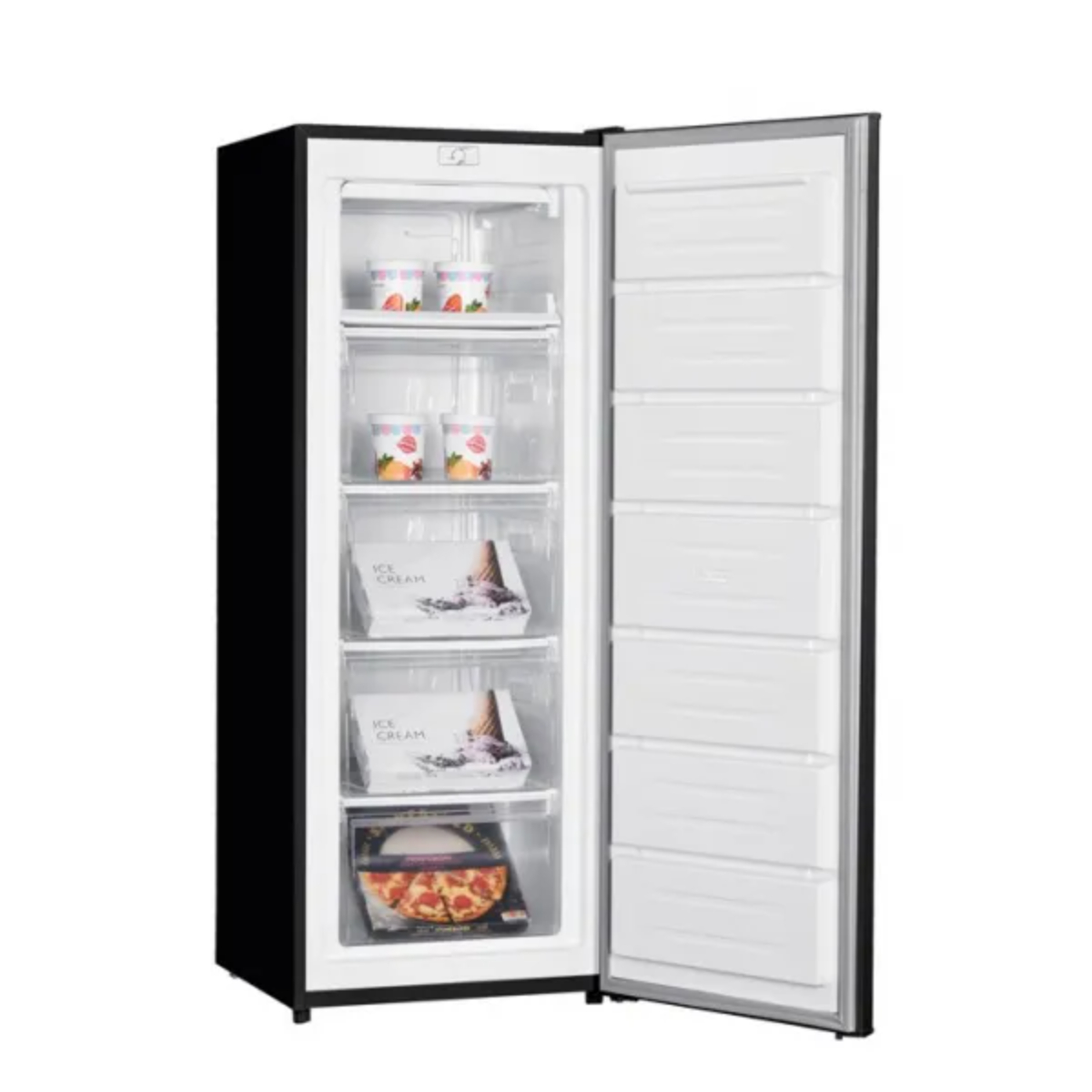 Czarna, wysoka zamrażarka z otwartymi drzwiami, pokazująca półki z jedzeniem.