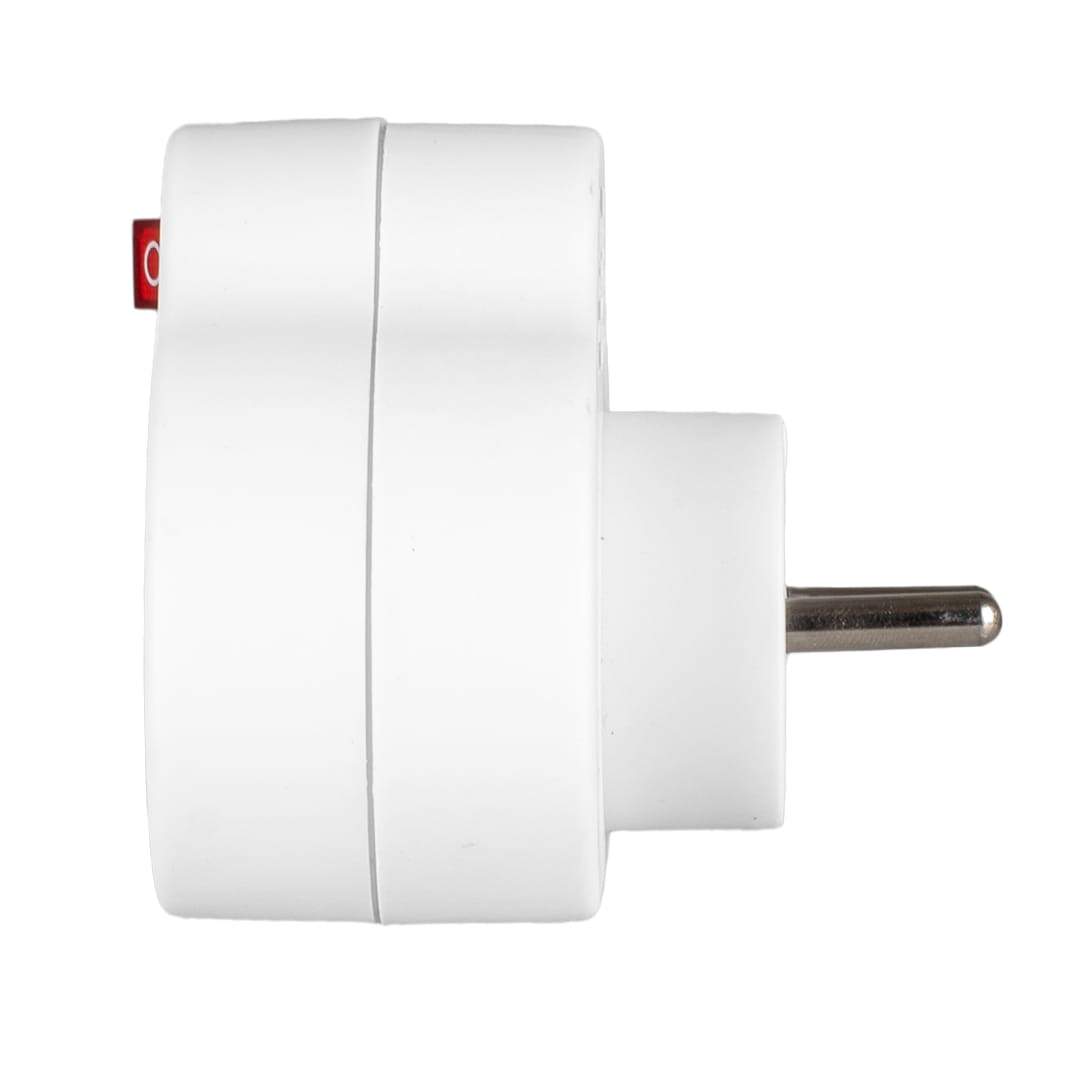 Biała podwójna przejściówka elektryczna z wtyczką i czerwonym przełącznikiem.