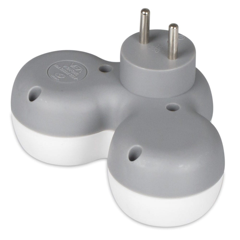 Szary i biały adapter elektryczny, widok z góry, odizolowany na białym tle.