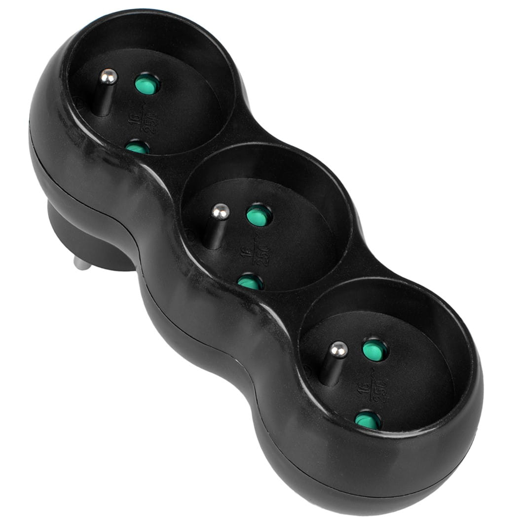 Czarny adapter zasilania z trzema gniazdami. Adapter jest zaokrąglony. Białe tło.