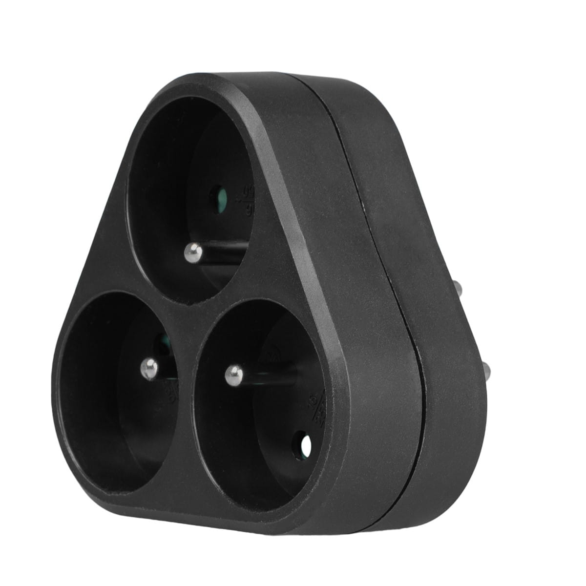 Czarny adapter zasilania z trzema gniazdami. Adapter ma kształt trójkąta. Tło białe.