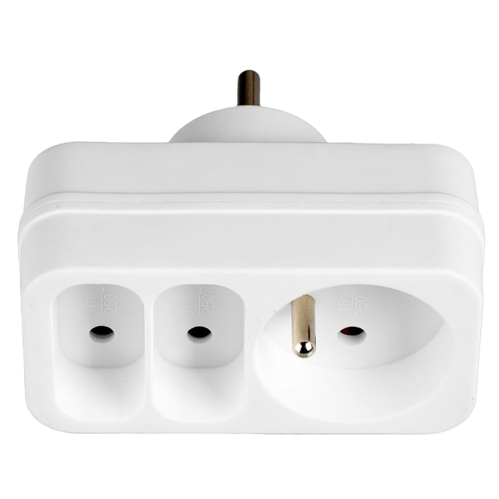 Biały adapter z trzema gniazdami. Ma dwa gniazda i jeden bolec. Gniazda są oceniane na 16/250.
