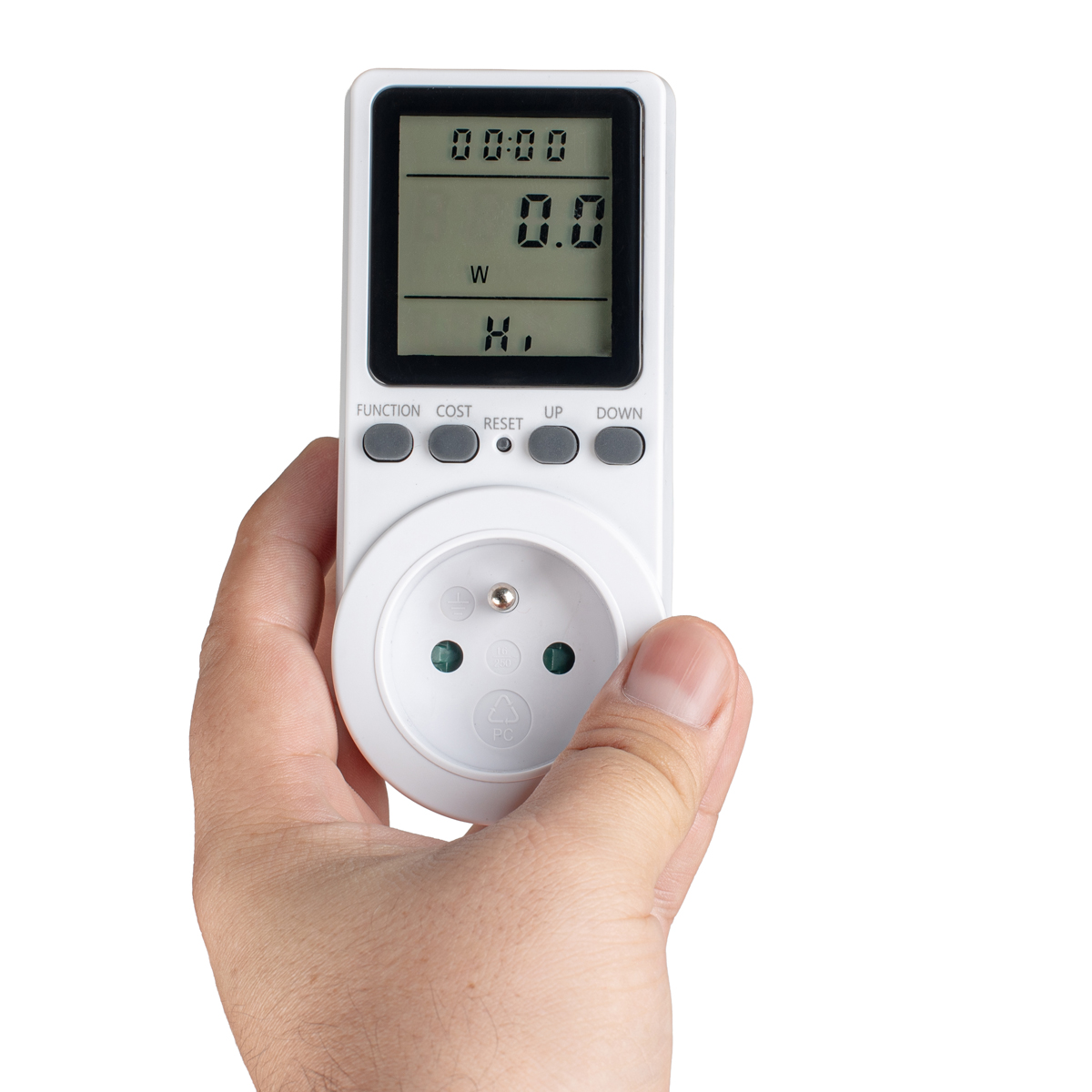 Ręka trzyma biały miernik mocy. Miernik ma gniazdo i wyświetlacz.