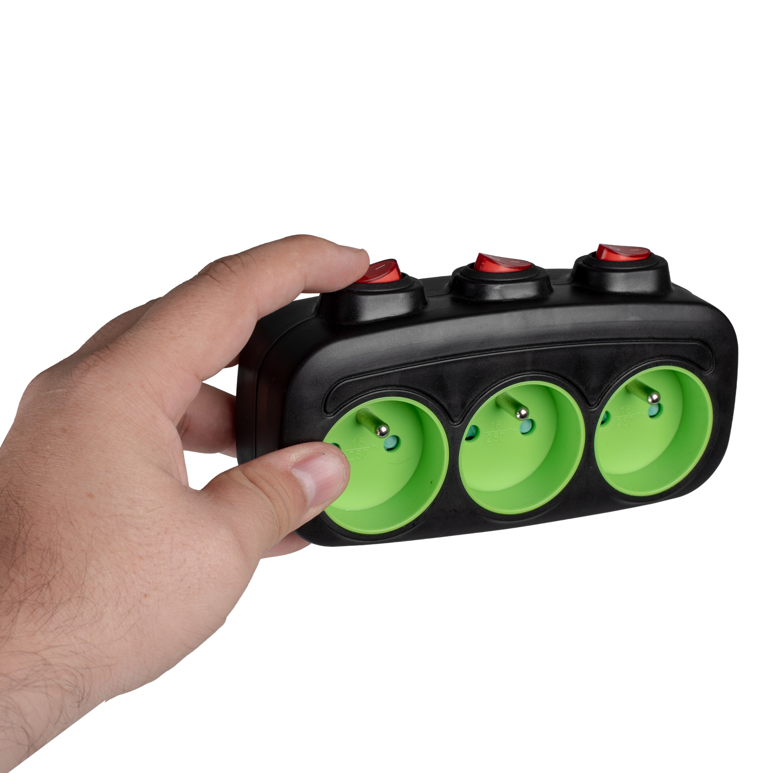 Ręka trzymająca czarną listwę zasilającą z zielonymi gniazdami i czerwonymi przełącznikami. Na białym tle.