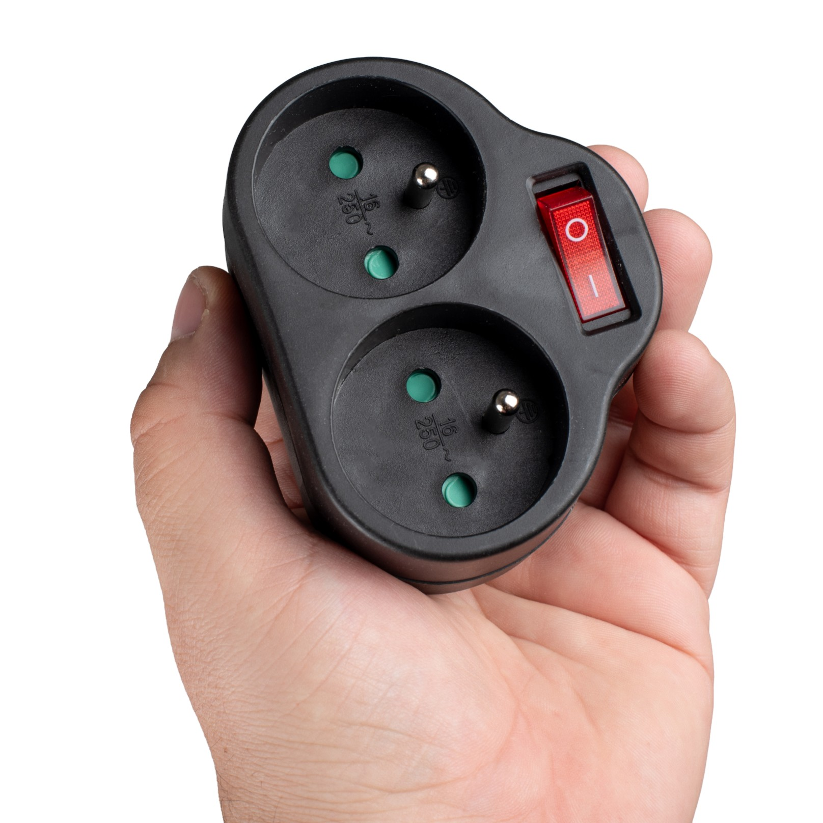 Dłoń osoby trzymająca czarny rozdzielacz gniazd z dwoma gniazdami i czerwonym przełącznikiem.