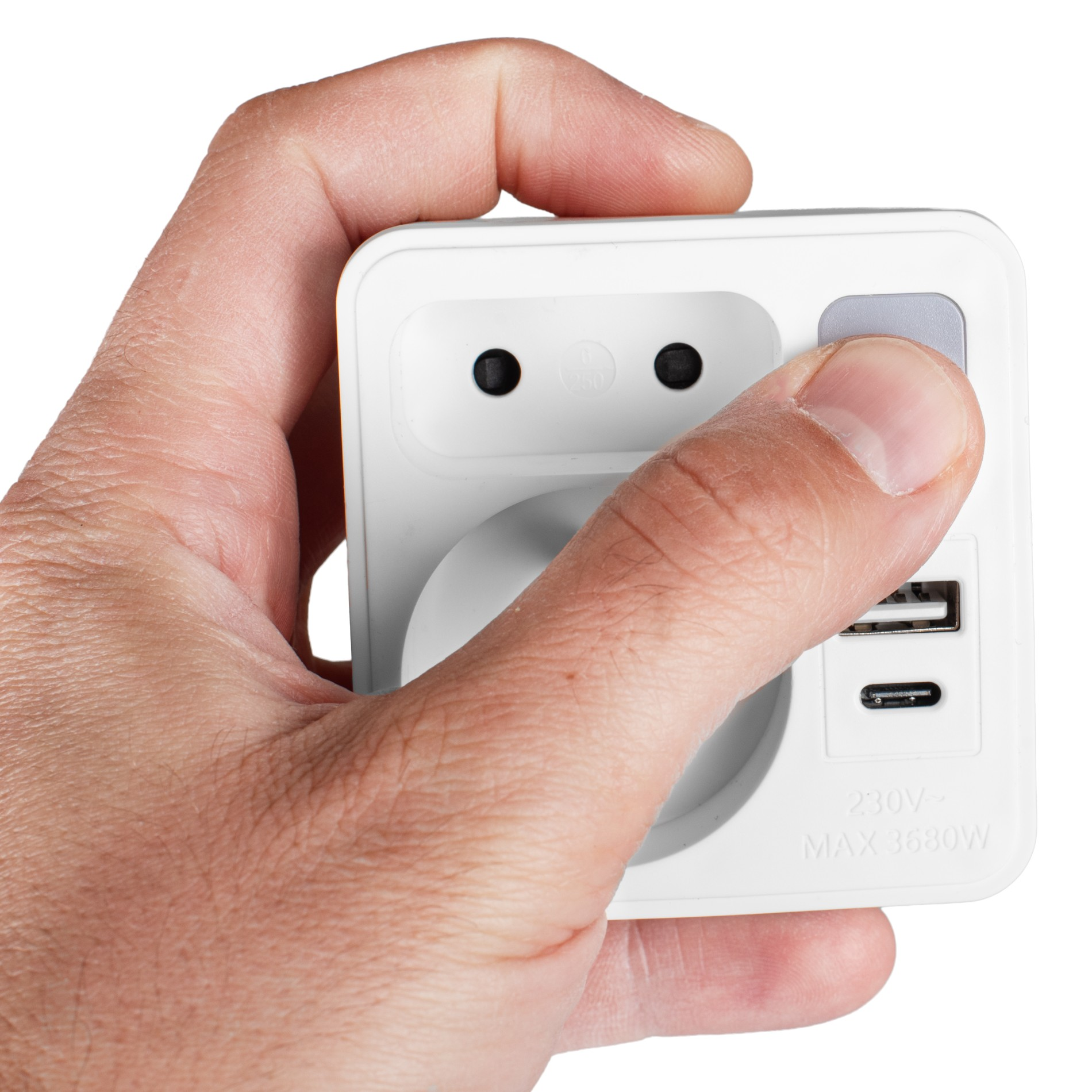 Dłoń trzymająca biały adapter z gniazdem, portami USB i przyciskiem.