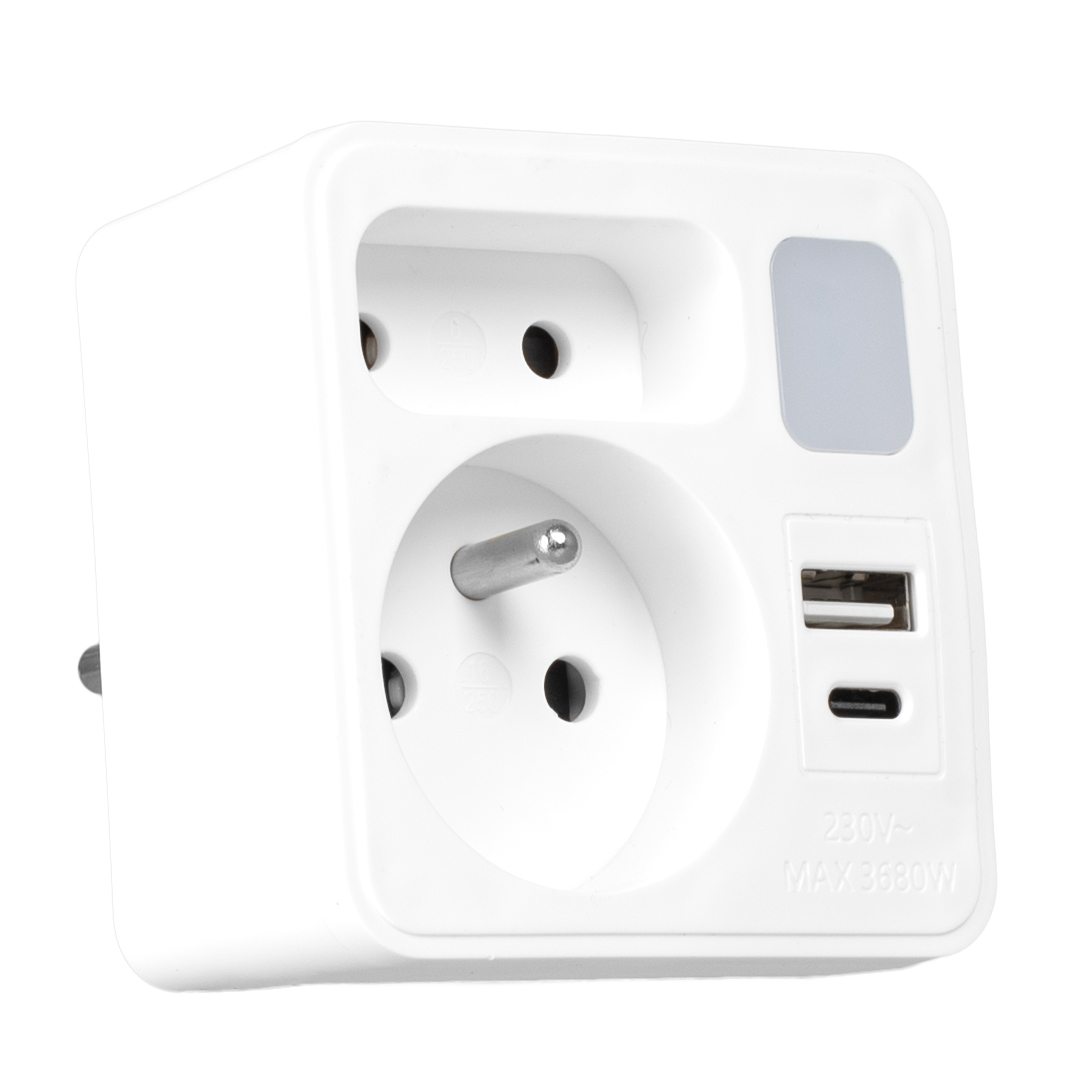 Biały adapter zasilania z gniazdem, portami USB i USB-C. Jest izolowany na białym tle.