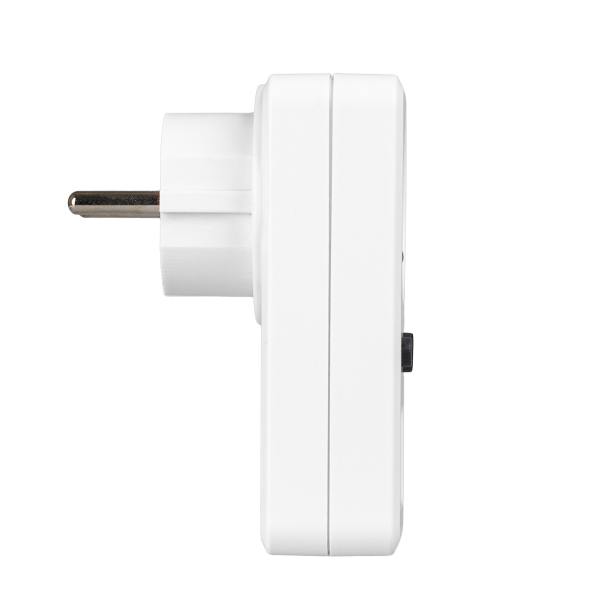 Biała wtyczka z pojedynczym gniazdem. Wtyczka jest typu europejskiego, z bolcem uziemiającym.