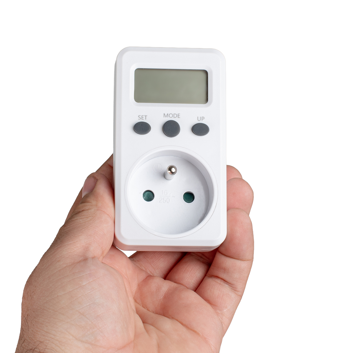 Dłoń trzymająca biały miernik mocy z wyświetlaczem cyfrowym i przyciskami.