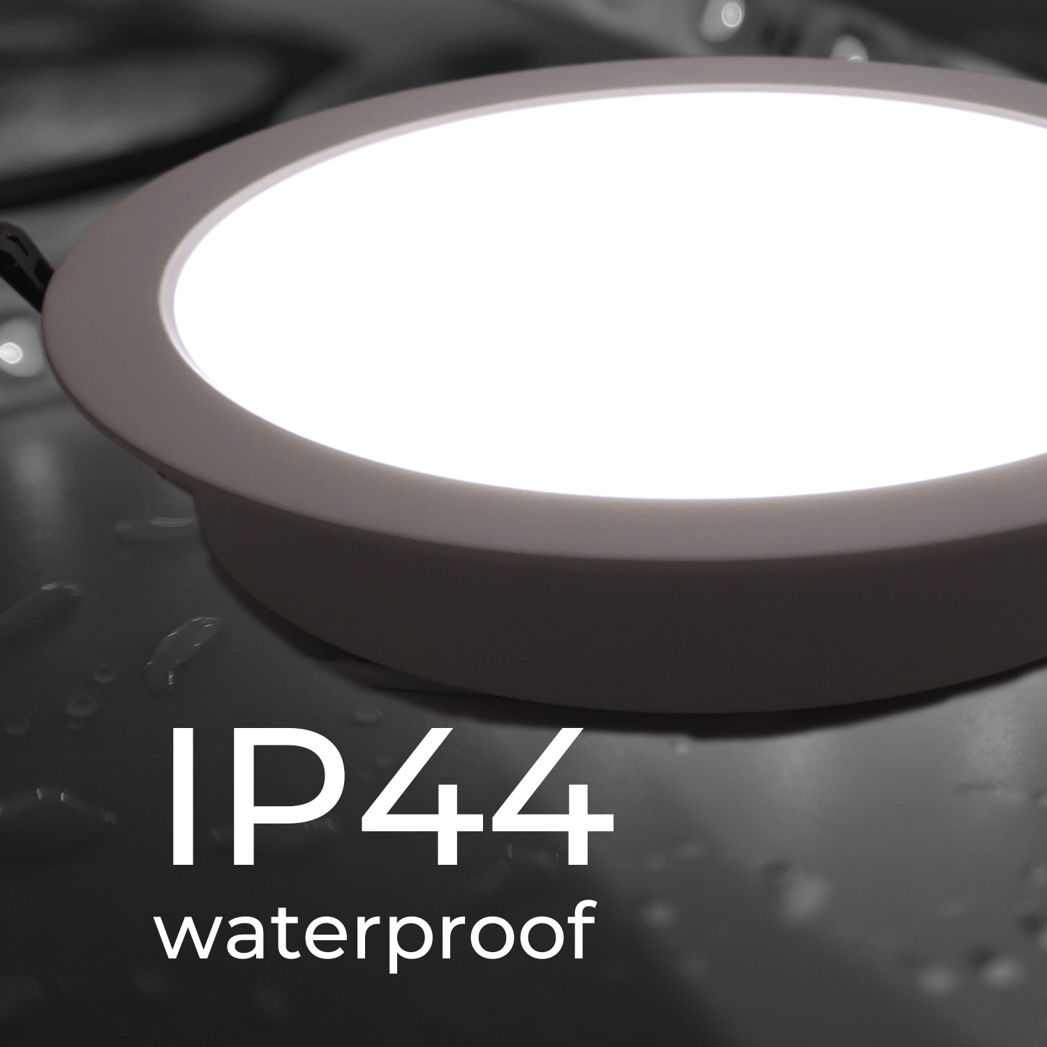 Una lámpara de techo LED redonda y blanca con el texto IP44 impermeable sobre una superficie gris.