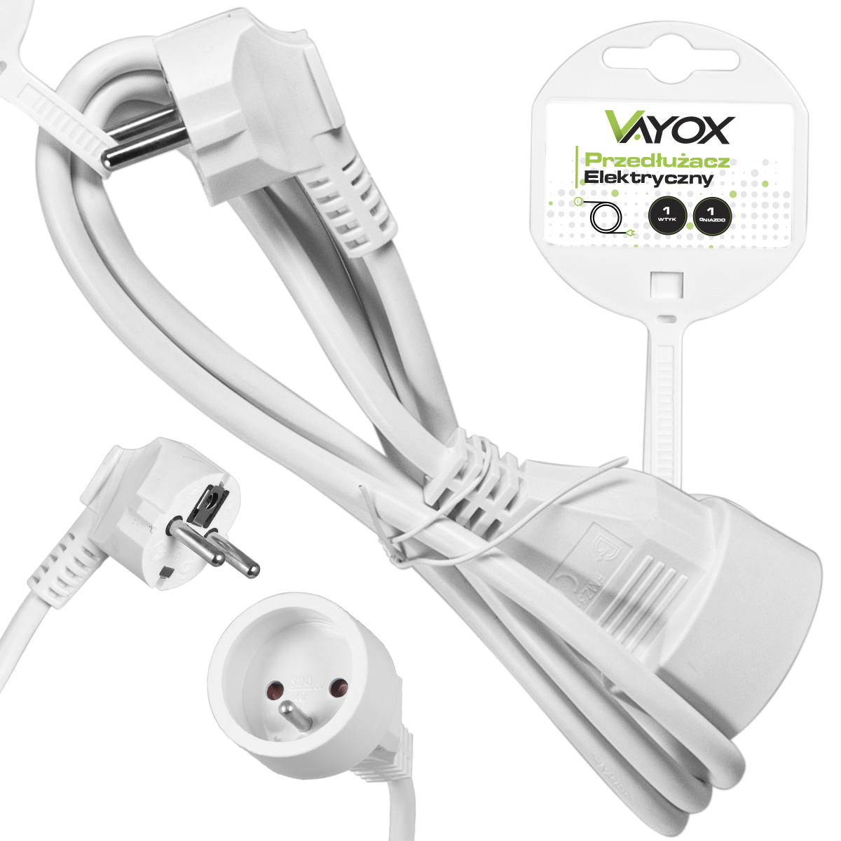 Biały przedłużacz z wtyczką i gniazdem oraz etykietą produktu. Białe tło.