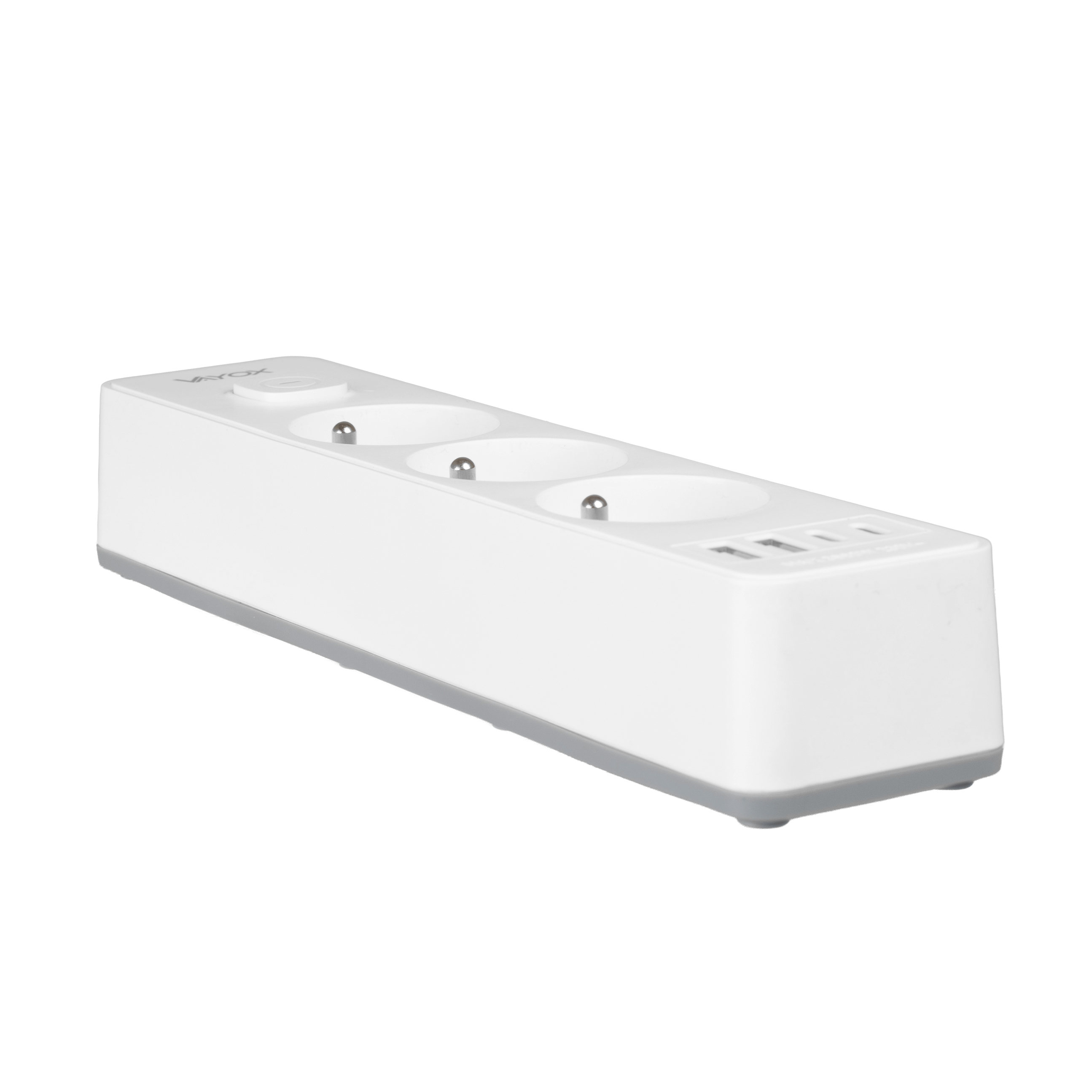 Biała listwa zasilająca z trzema gniazdami i dwoma portami USB. Szara podstawa. Na białym tle.