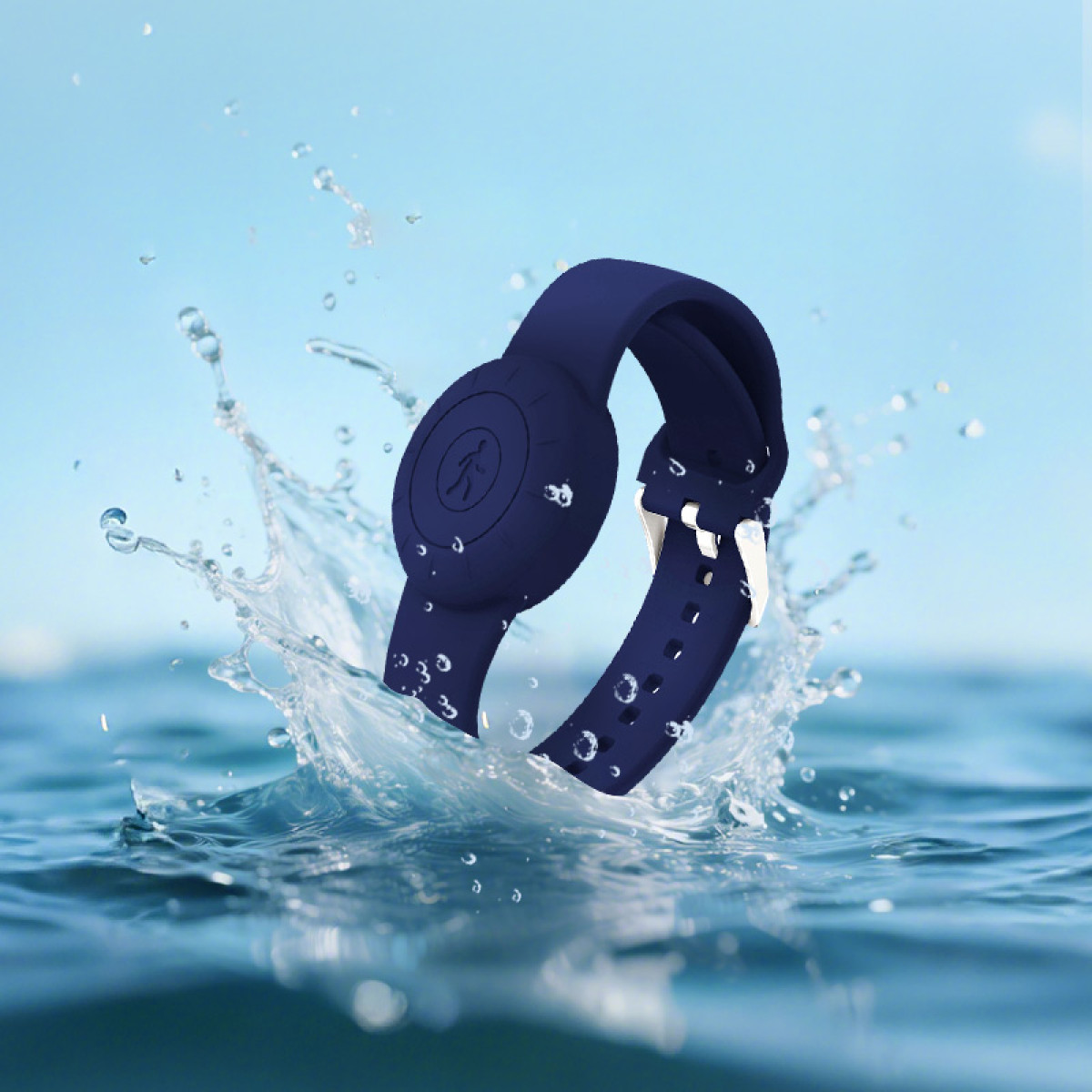 Niebieska opaska fitness w wodzie, z rozpryskami i nakładką tekstową.