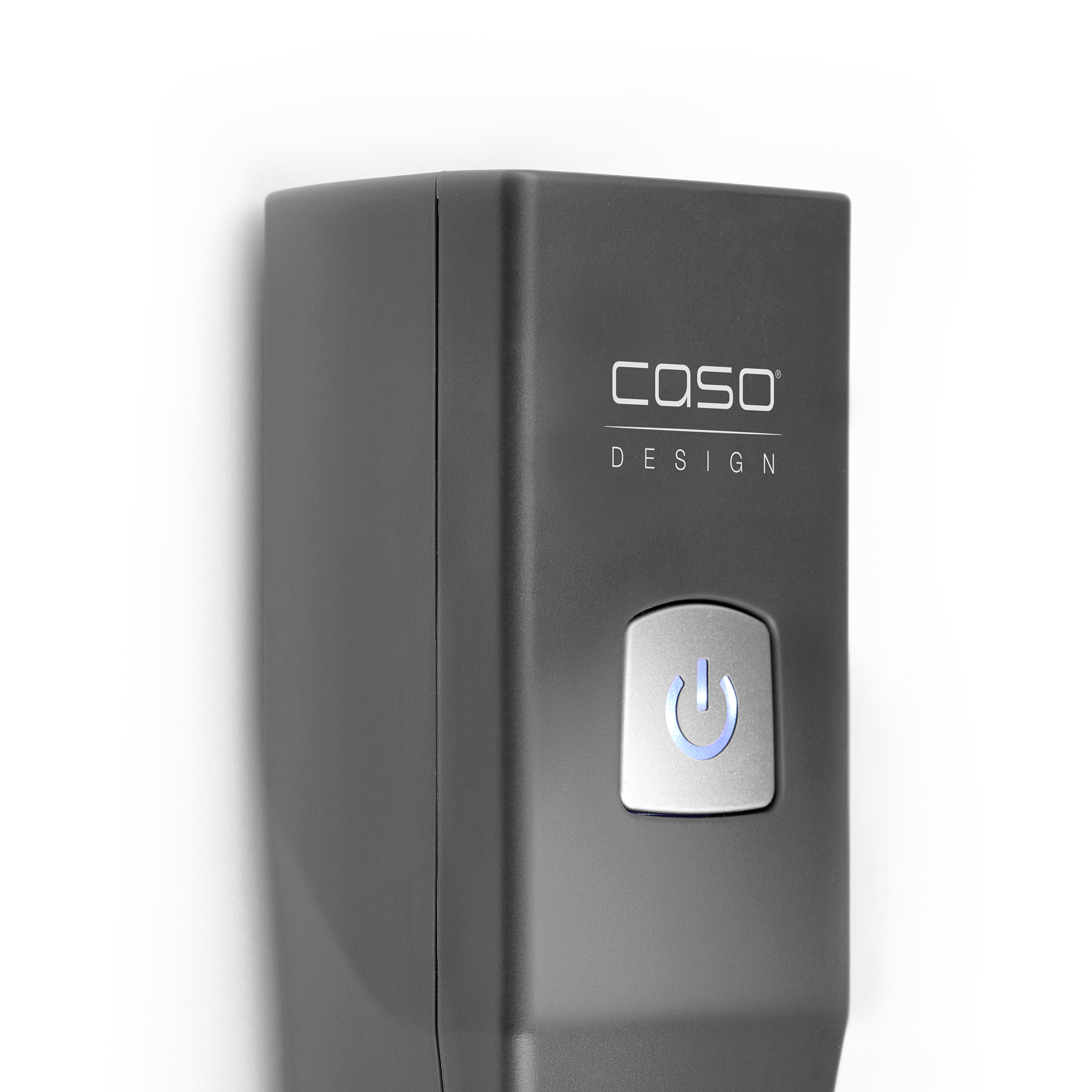 Un adattatore di alimentazione rettangolare grigio scuro con la scritta 'COSO DESIGN'.