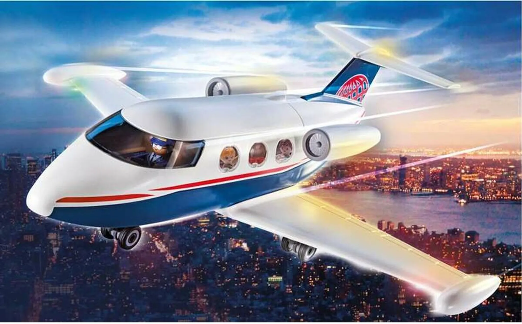 Un aereo giocattolo vola sopra un paesaggio urbano al tramonto.