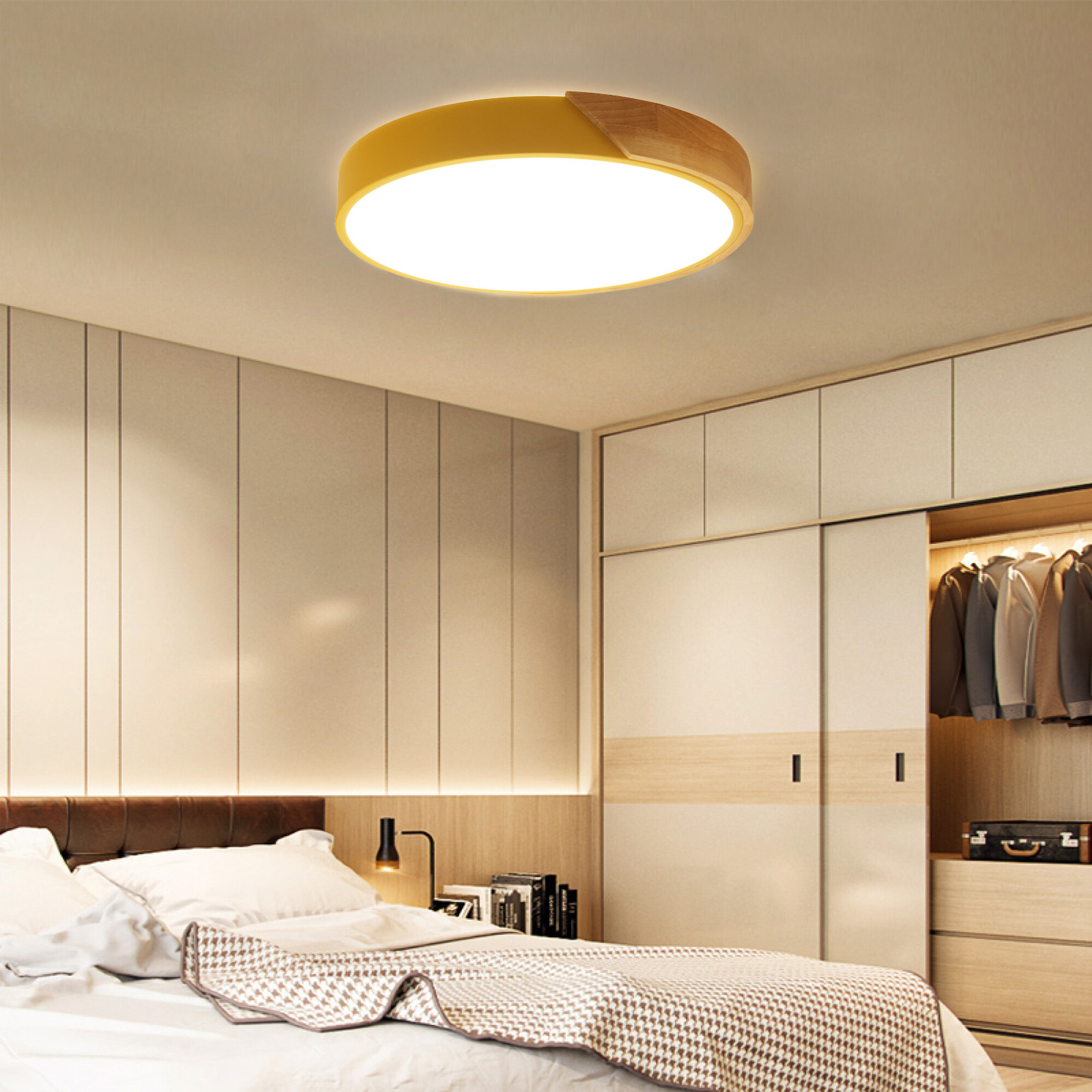 Una luz de techo con molduras de madera en un dormitorio. Una cama, un armario y otros muebles son visibles.