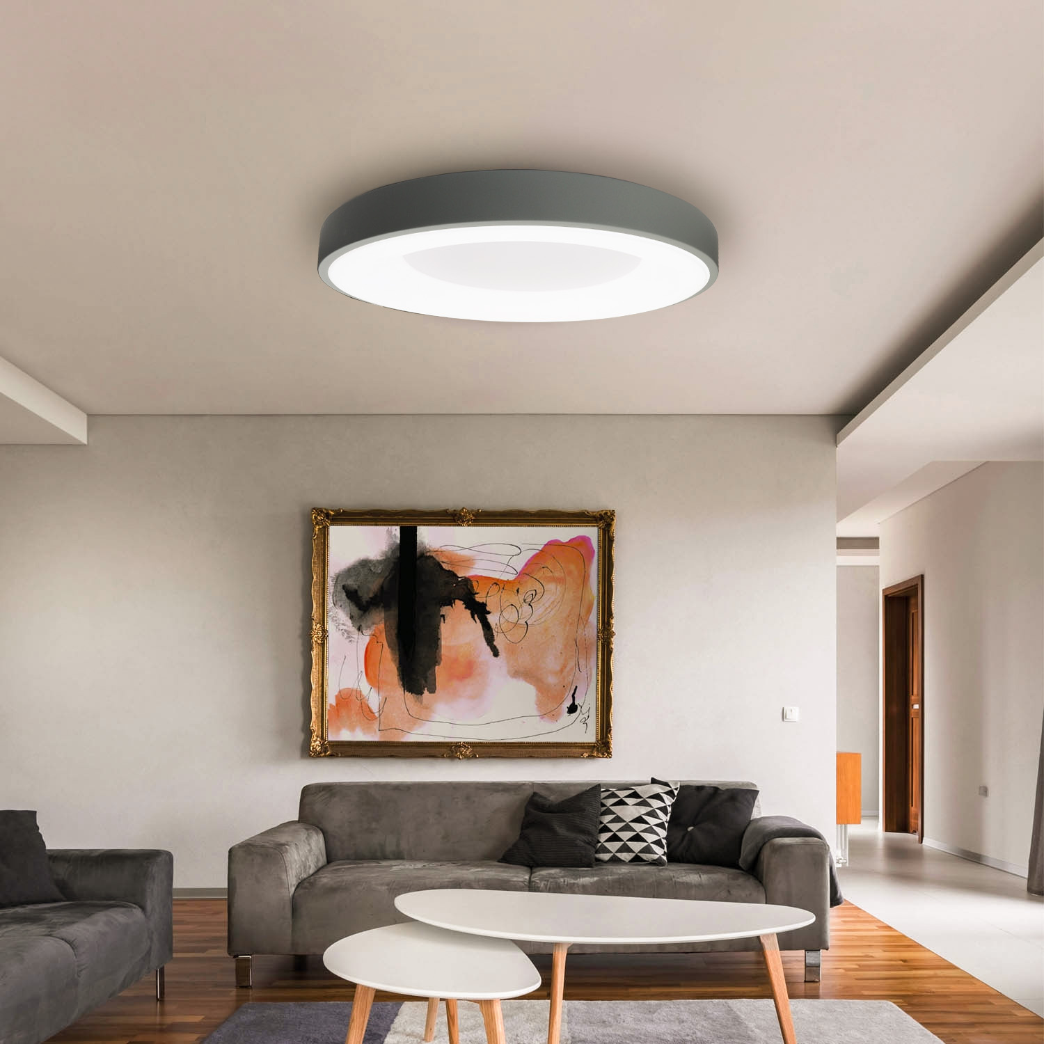 Una luz de techo gris en una sala de estar con sofá, mesas, una pintura y una combinación de colores neutros.