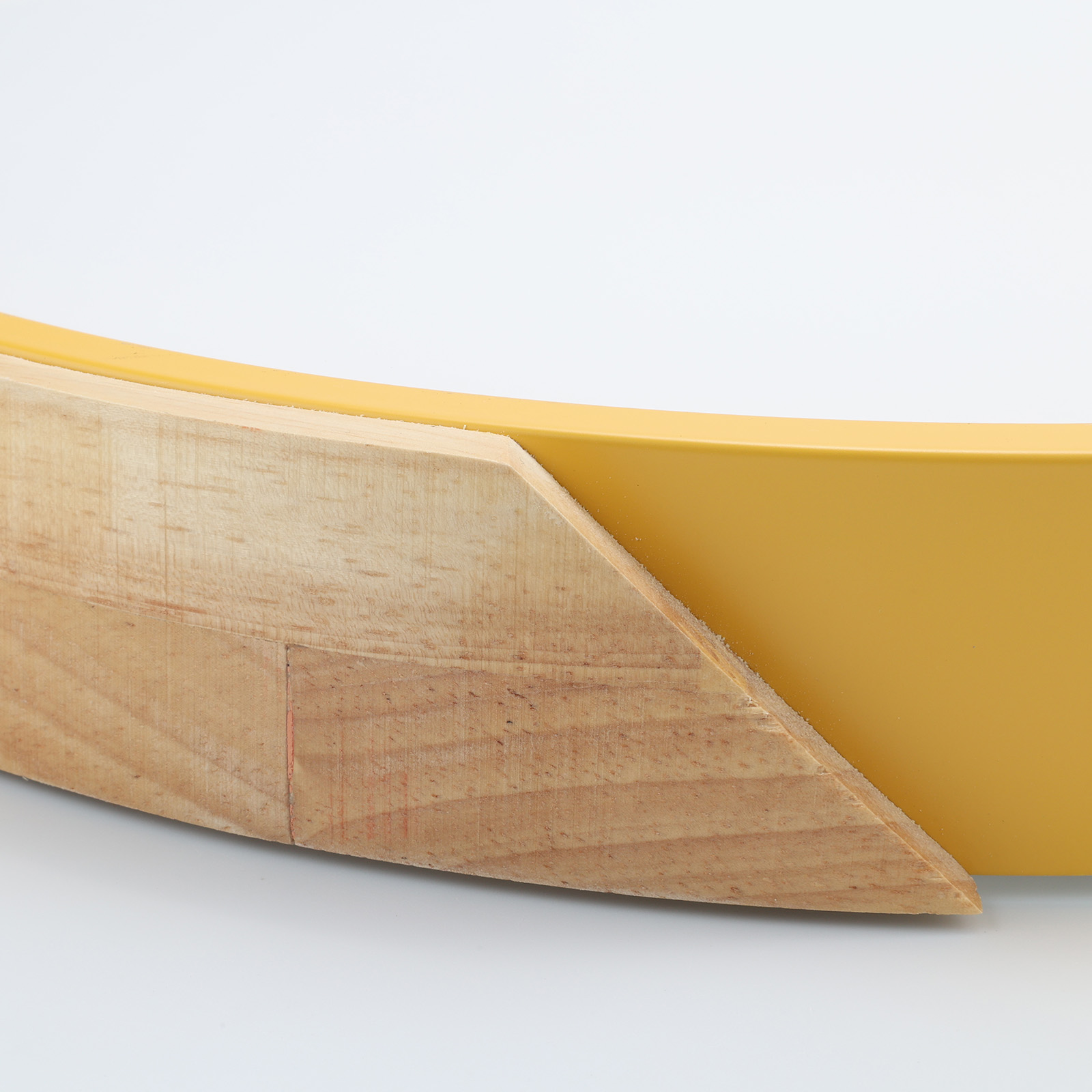 Primer plano de la esquina de madera de una lámpara de techo con borde amarillo.