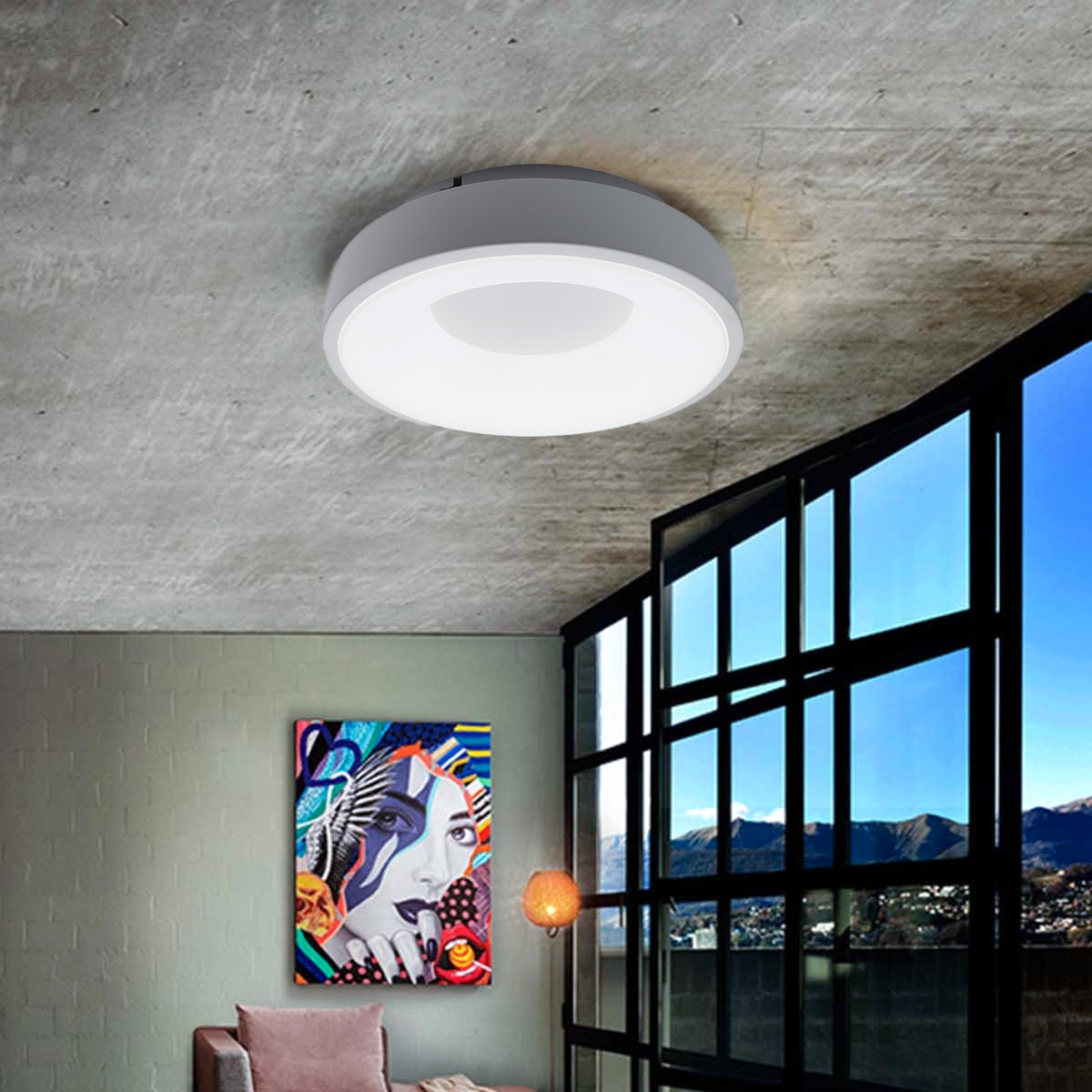 Una luz de techo está instalada. La escena incluye una pintura colorida, una ventana con vista.
