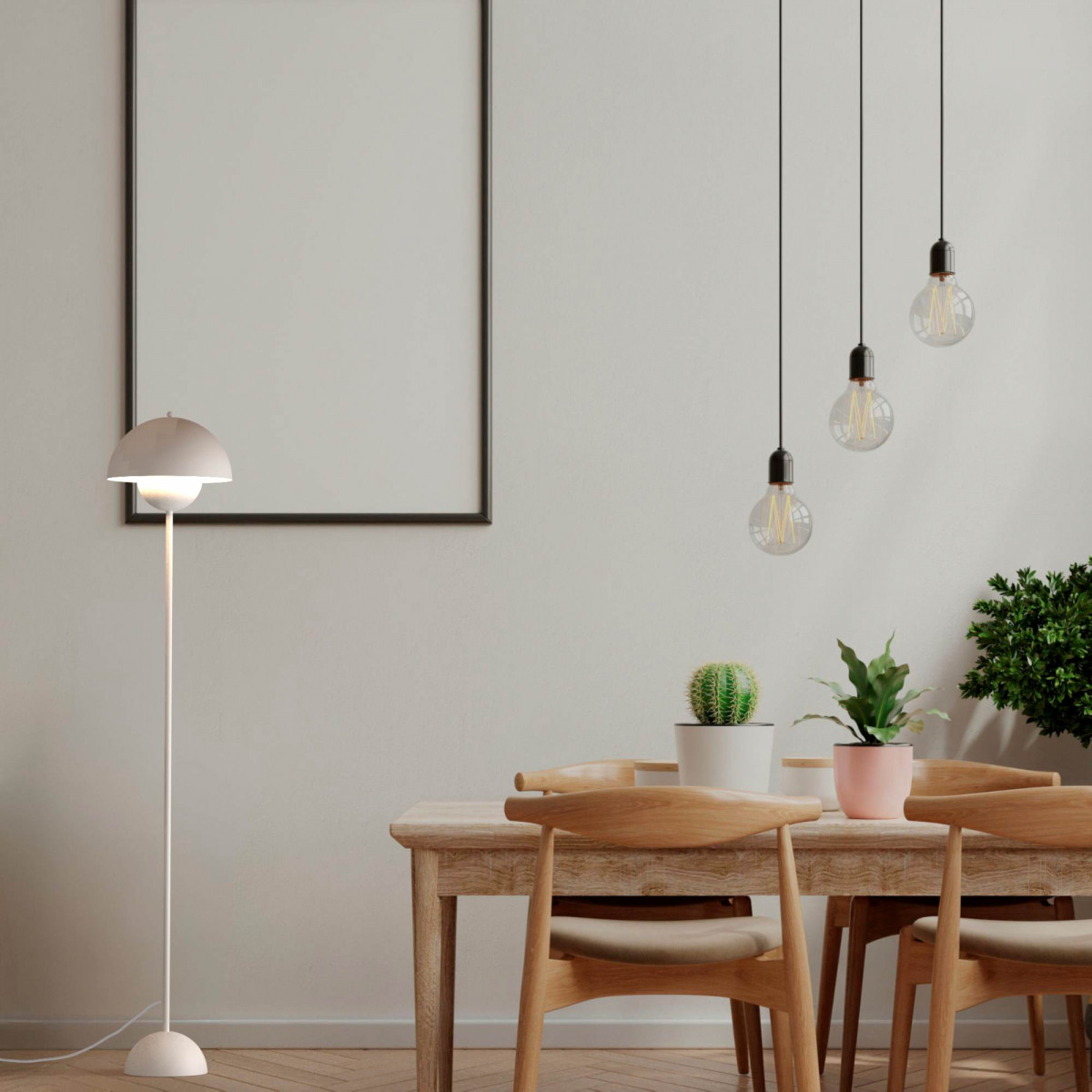 Una habitación con una lámpara de pie, luces colgantes de globo, una mesa de madera, sillas y un marco de fotos en la pared.
