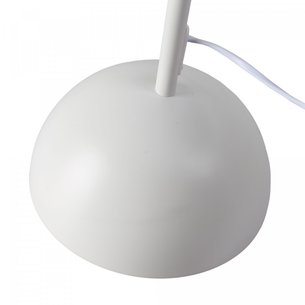 Primer plano de la base de una lámpara de pie blanca con un cable adjunto.