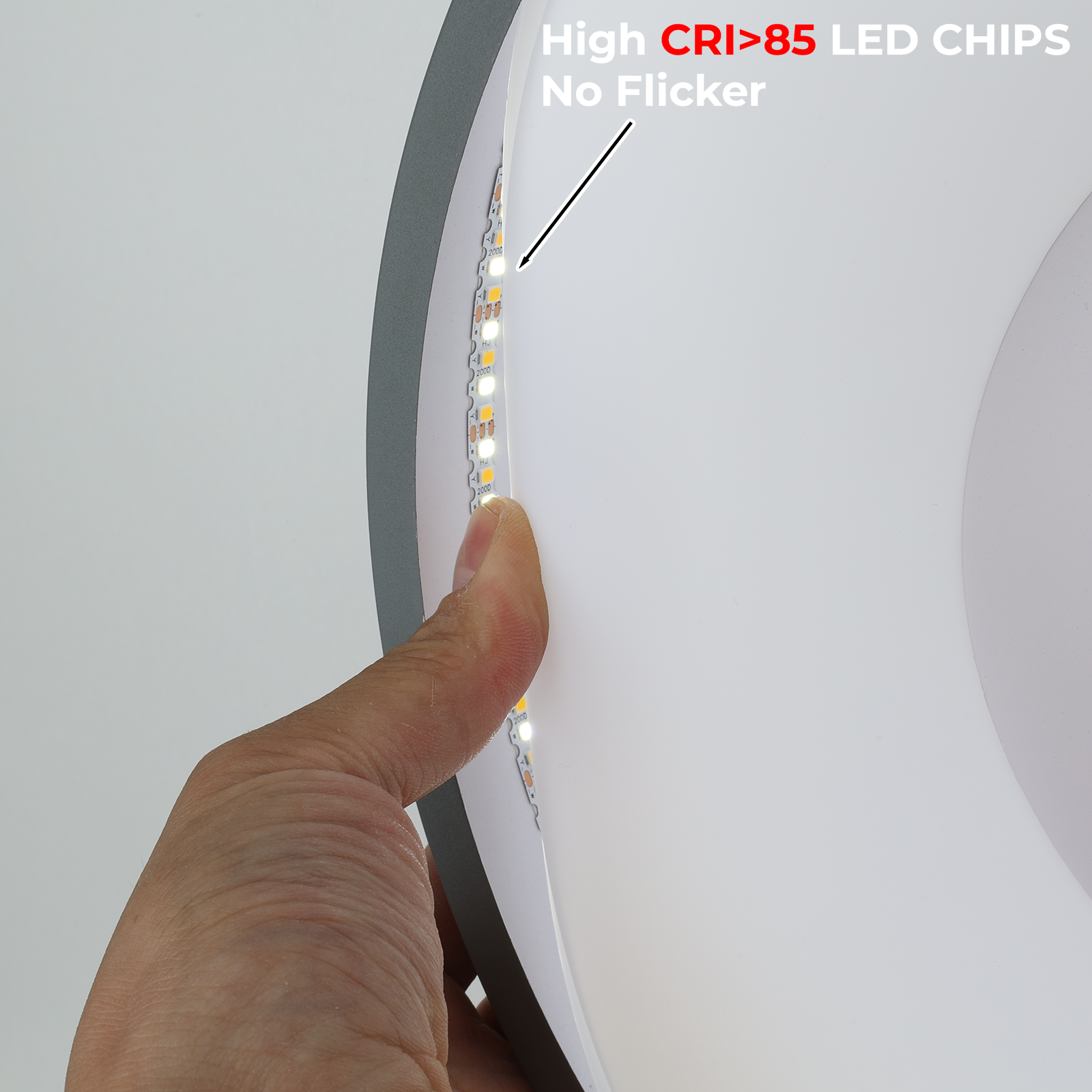 Primer plano de una mano tocando una luz LED. El texto destaca: 'High CRI<gt/>85 LED CHIPS No Flicker'.