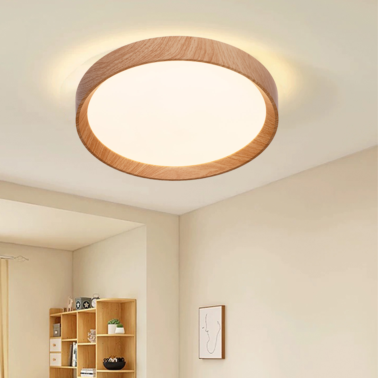 Una lámpara de techo redonda de madera. Está encendida en una habitación. Las paredes son de color crema.