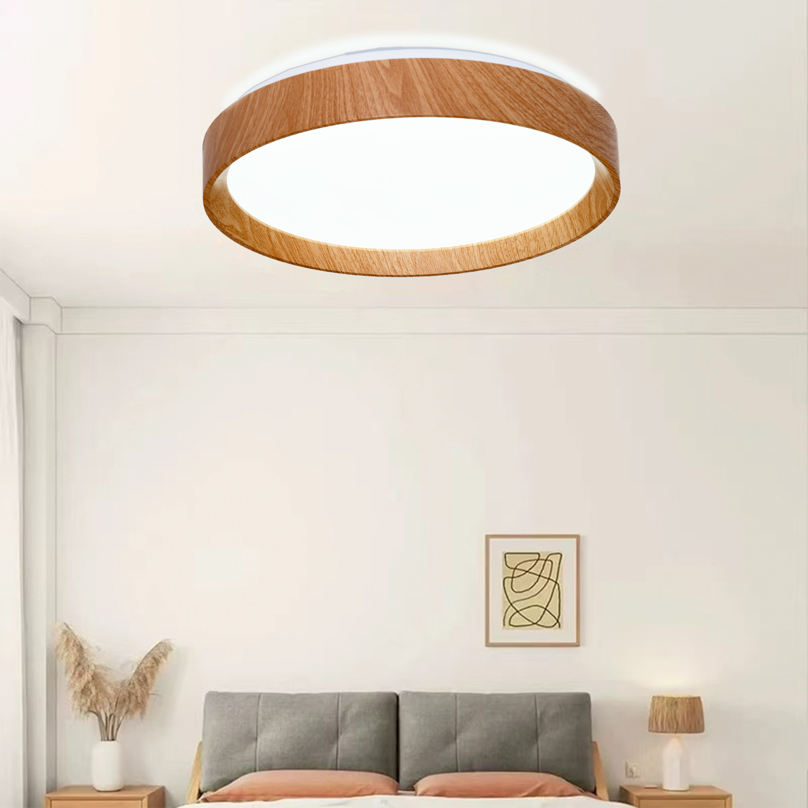 Una lámpara de techo redonda con marco de madera, instalada en un dormitorio. Hay una cama, una lámpara y arte.