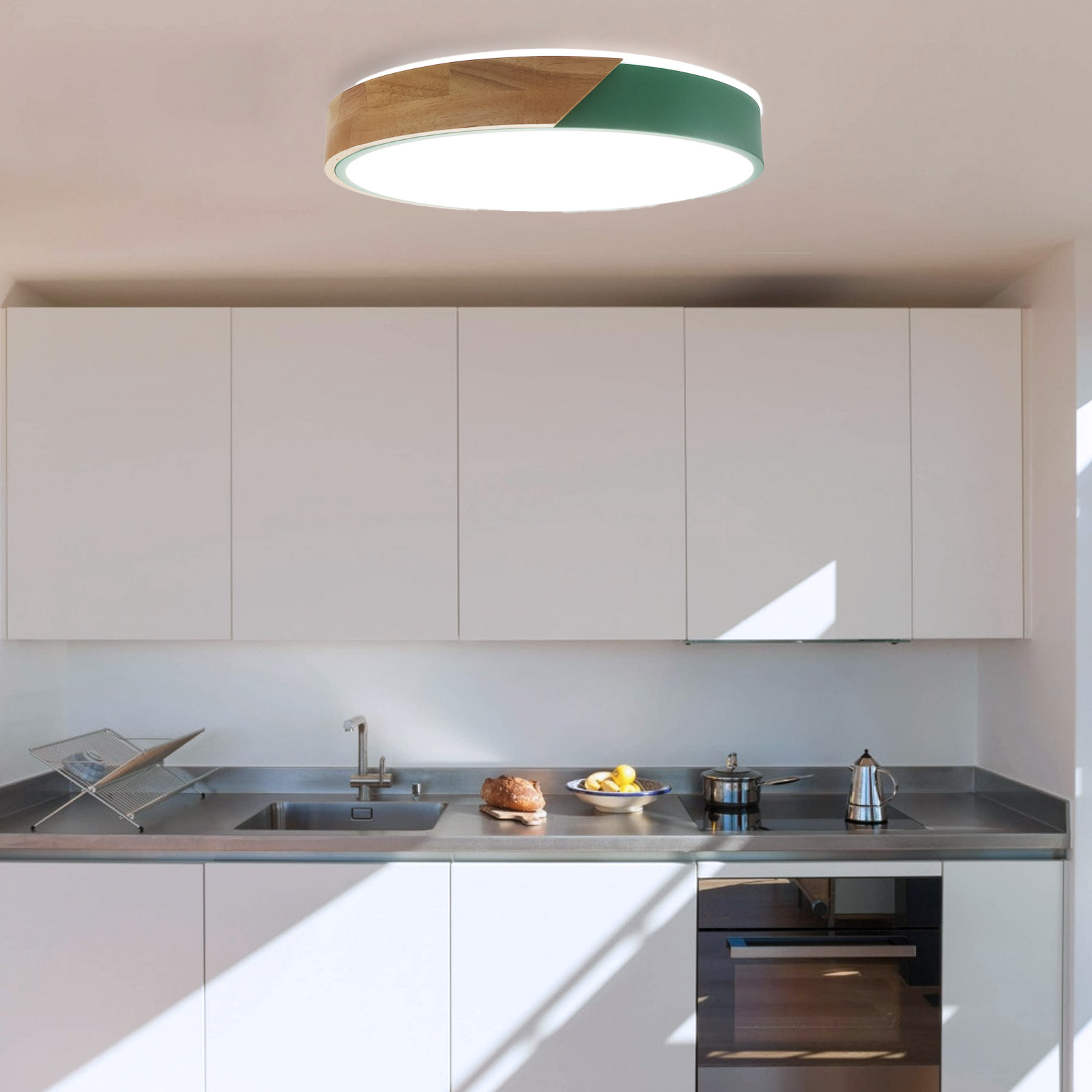 Una cocina con una luz de techo. La luz tiene molduras de madera y verde.