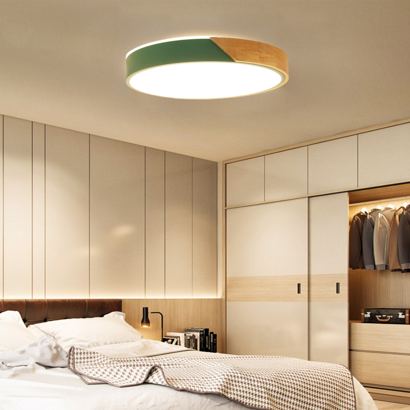 Dormitorio con una lámpara de techo redonda. La luz tiene un borde verde y de madera. Cama en primer plano.