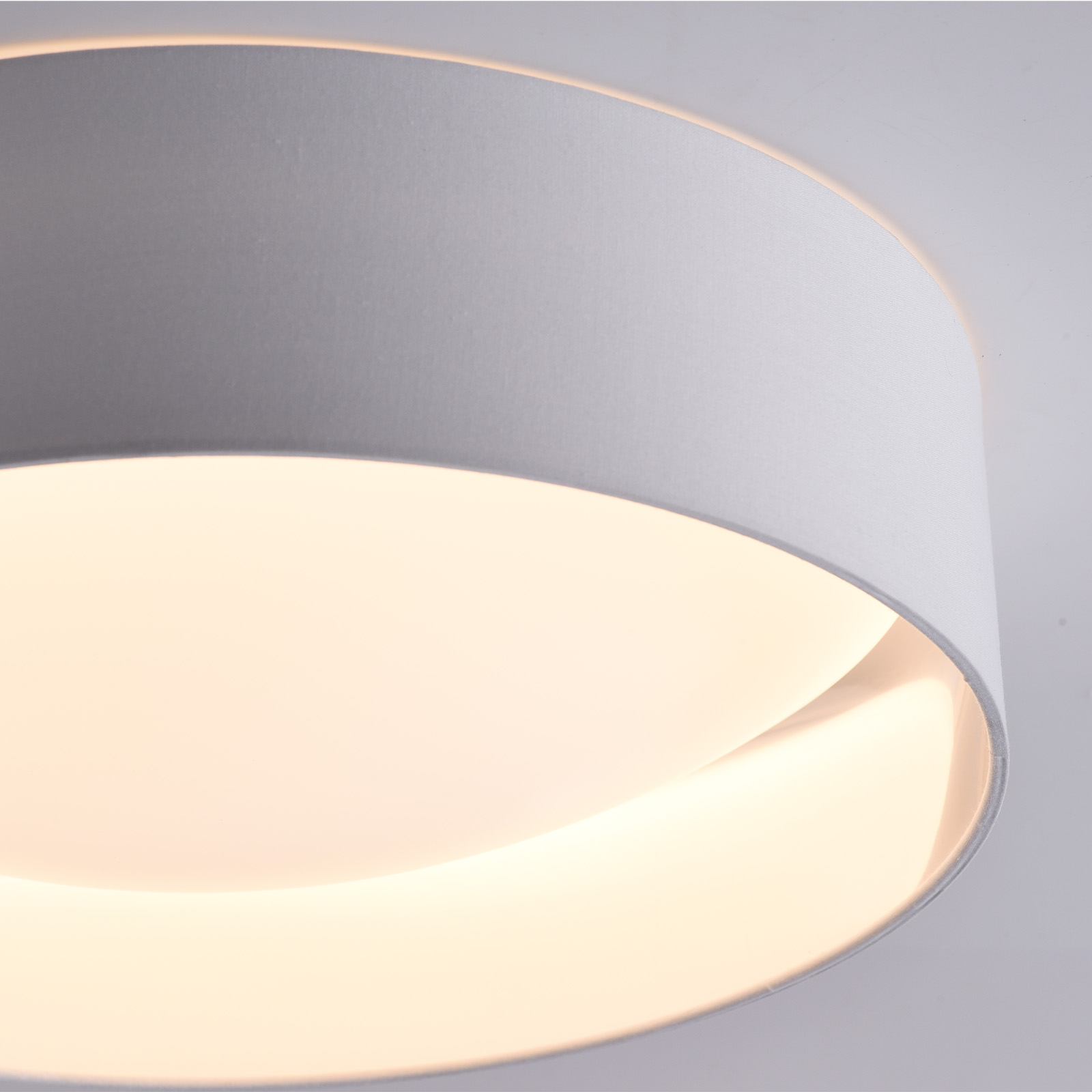 Primer plano de una luz de techo blanca. La luz tiene una pantalla blanca.