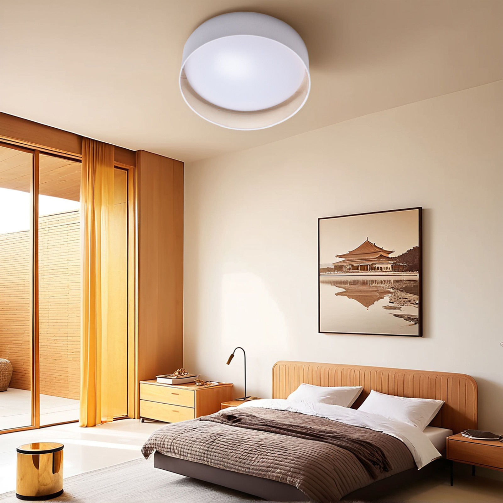 Dormitorio con luz de techo. La luz es circular. Una cama y una obra de arte están en el fondo.