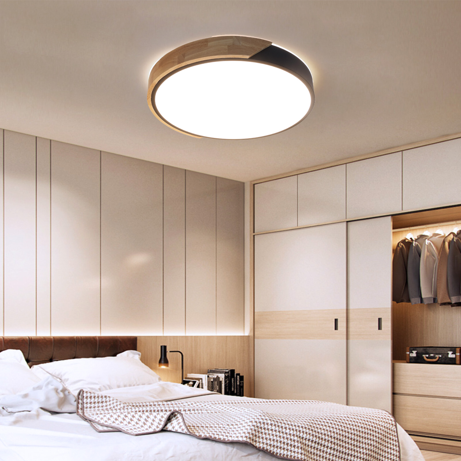 Dormitorio con una lámpara de techo redonda. La lámpara tiene secciones de madera y negras. Cama y armario blancos son visibles.