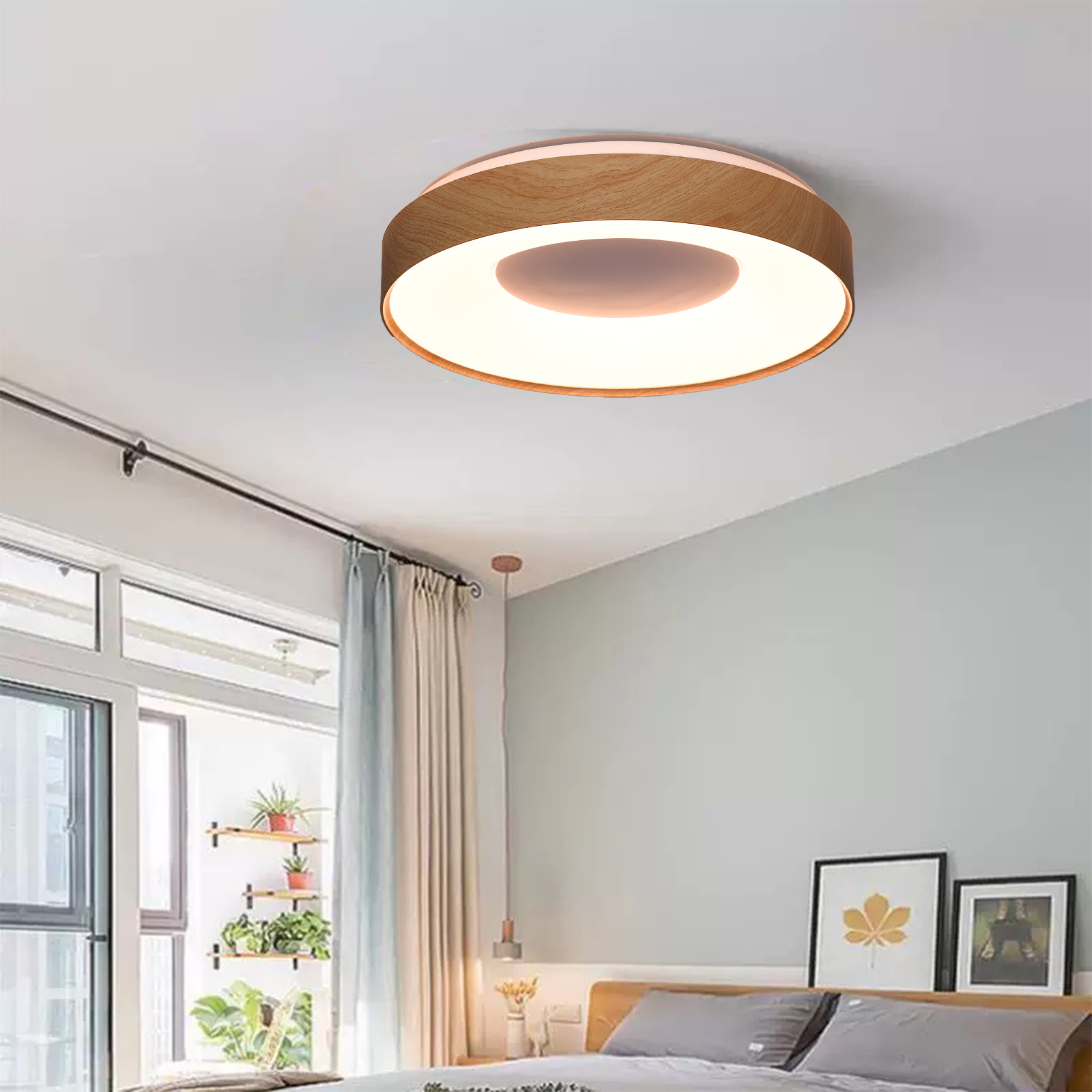 Una lámpara de techo con un anillo con molduras de madera y un centro blanco, instalada en un dormitorio.