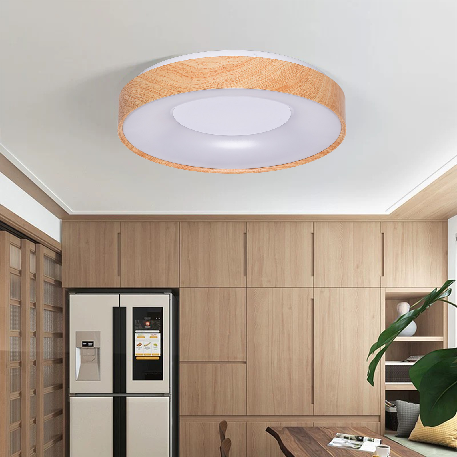 Una habitación con una lámpara de techo, decoración de madera y un refrigerador, con un ambiente acogedor.