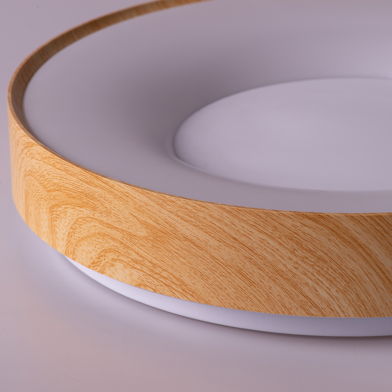 Un primer plano de una lámpara de techo con marco de madera e interior blanco, que muestra detalles.